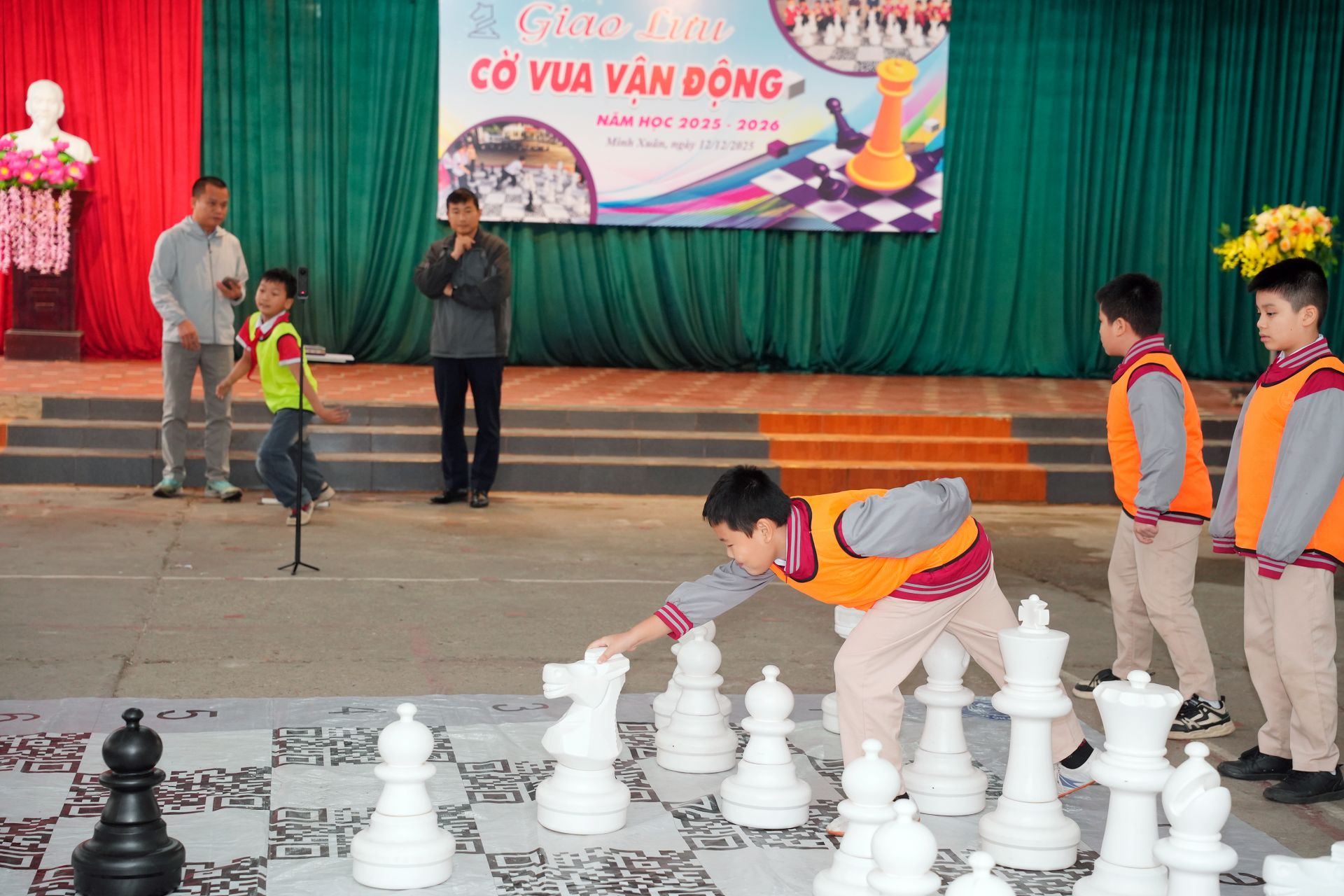 Các kỳ thủ tham gia thi đấu cờ vua vận động.