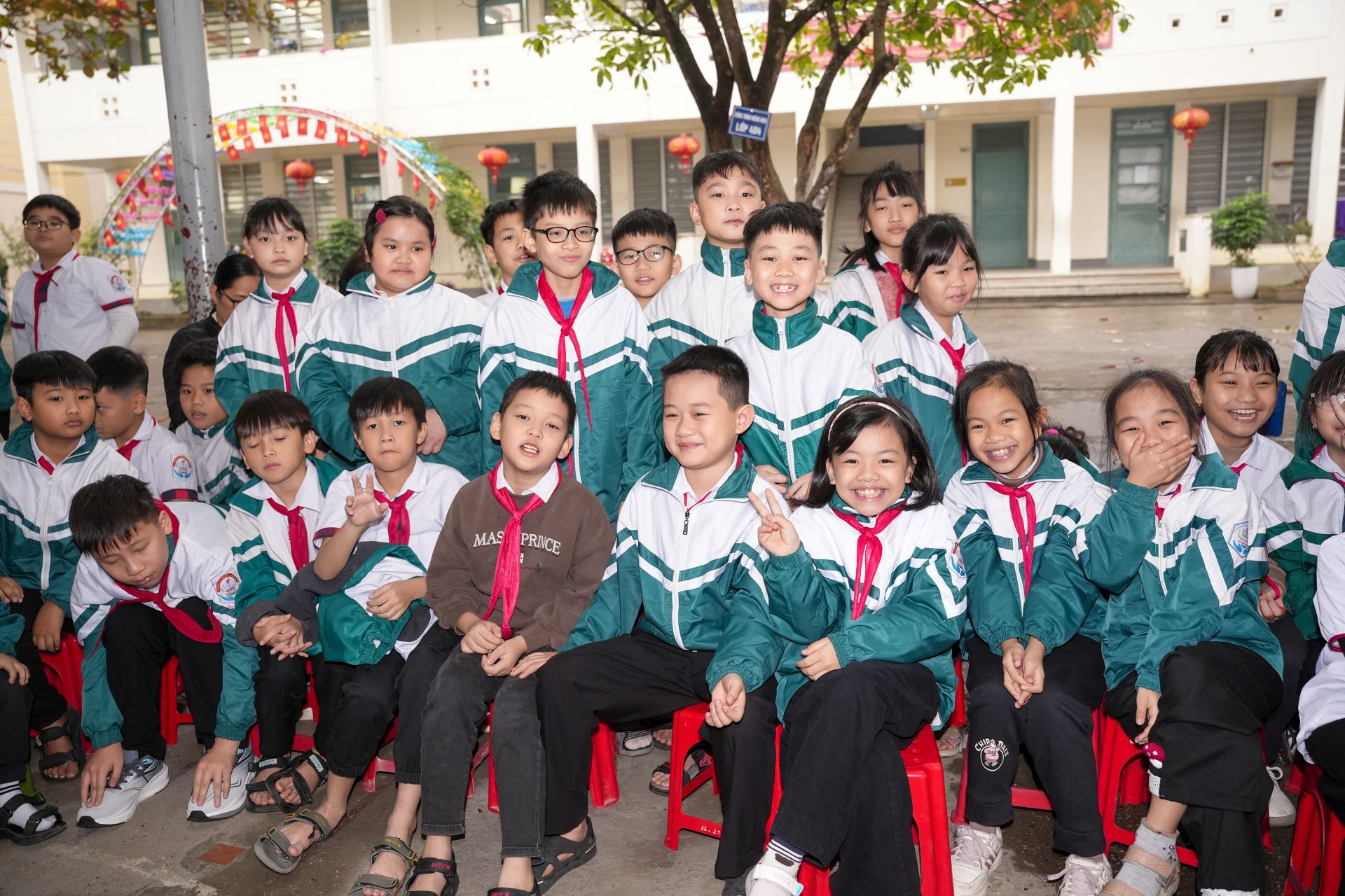 Các khán giả nhí cổ vũ hết mình cho các kỳ thủ.