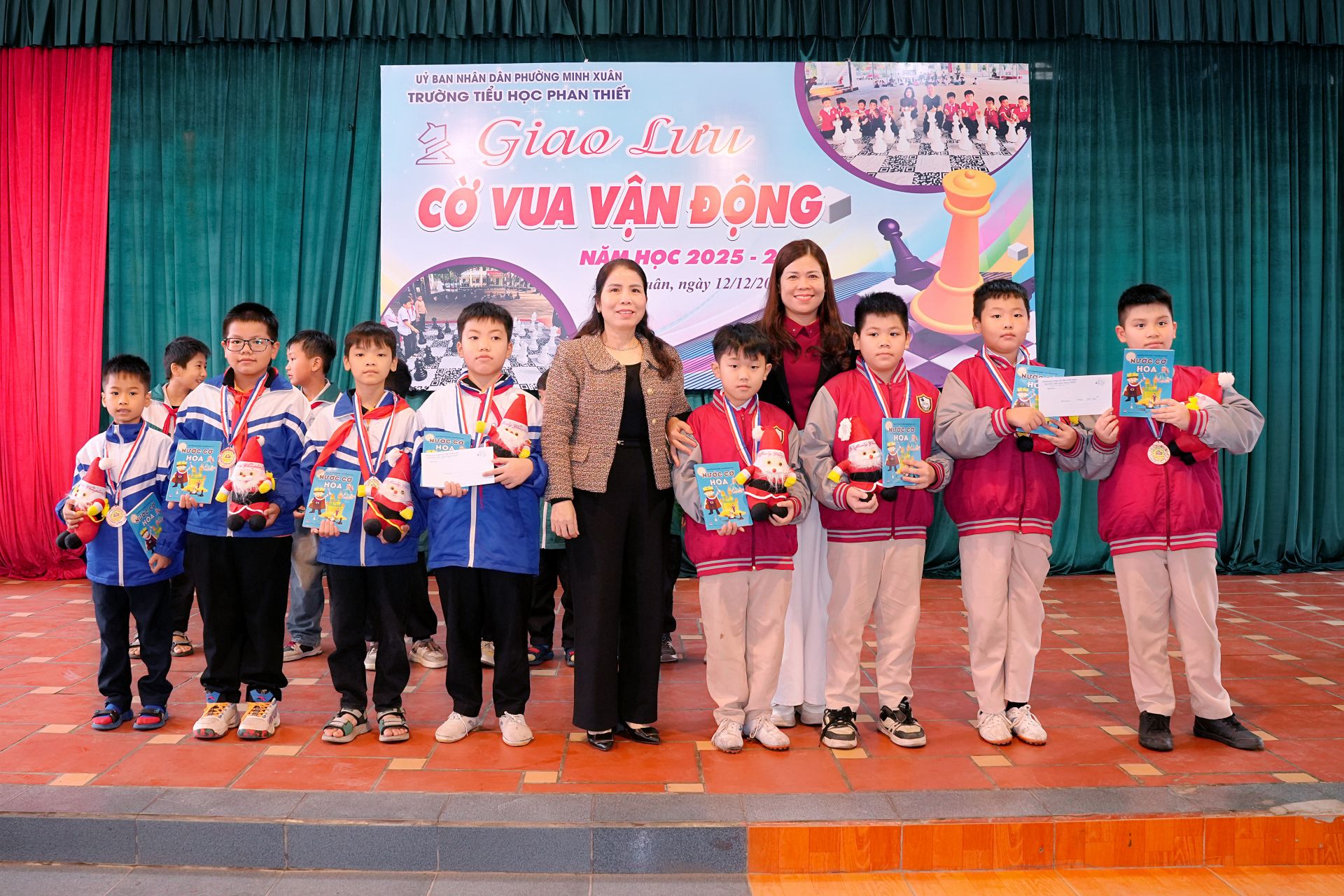 Ban Tổ chức trao giải cho các kỳ thủ.