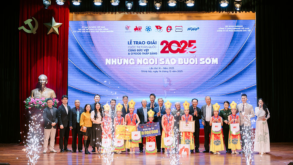 Ban Tổ chức trao giải cho c&aacute;c đội thi xuất sắc.