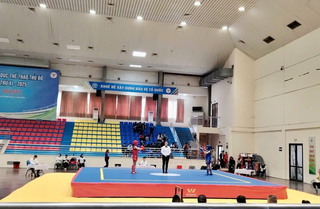 V&otilde; sĩ Kh&aacute;nh V&acirc;n (&aacute;o xanh) thi đấu trong trận Tứ kết.