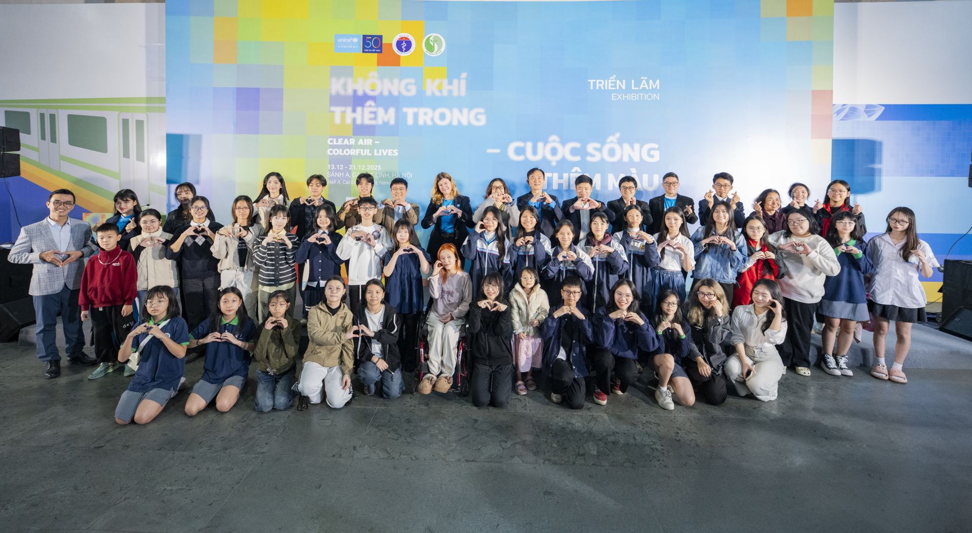 BTC chụp ảnh lưu niệm c&ugrave;ng đại biểu, c&aacute;c bạn học sinh, th&iacute; sinh c&oacute; sản phẩm trưng b&agrave;y tại triển l&atilde;m.