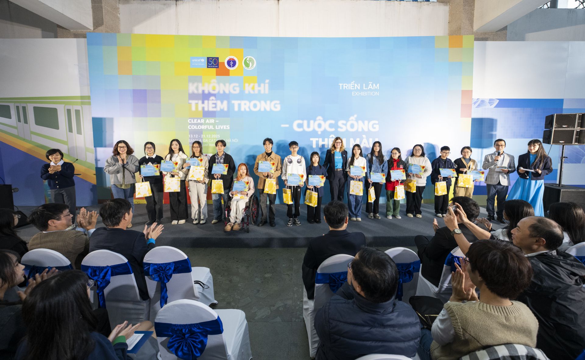 Ban Tổ chức đ&atilde; trao giấy chứng nhận cho c&aacute;c th&agrave;nh vi&ecirc;n dự &aacute;n Photovoice.