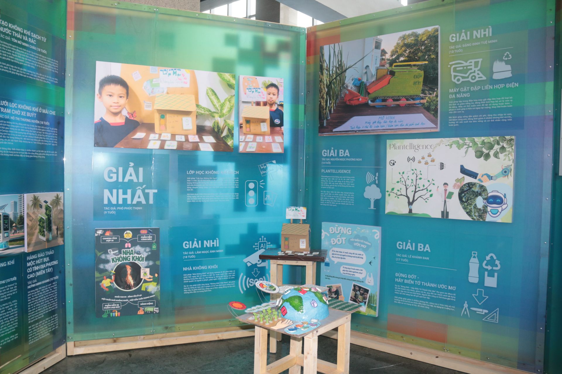 Kh&ocirc;ng gian trưng b&agrave;y triễn l&atilde;m với đa dạng c&aacute;c &yacute; tưởng, sản phẩm mang th&ocirc;ng điệp v&igrave; m&ocirc;i trường bền vững.