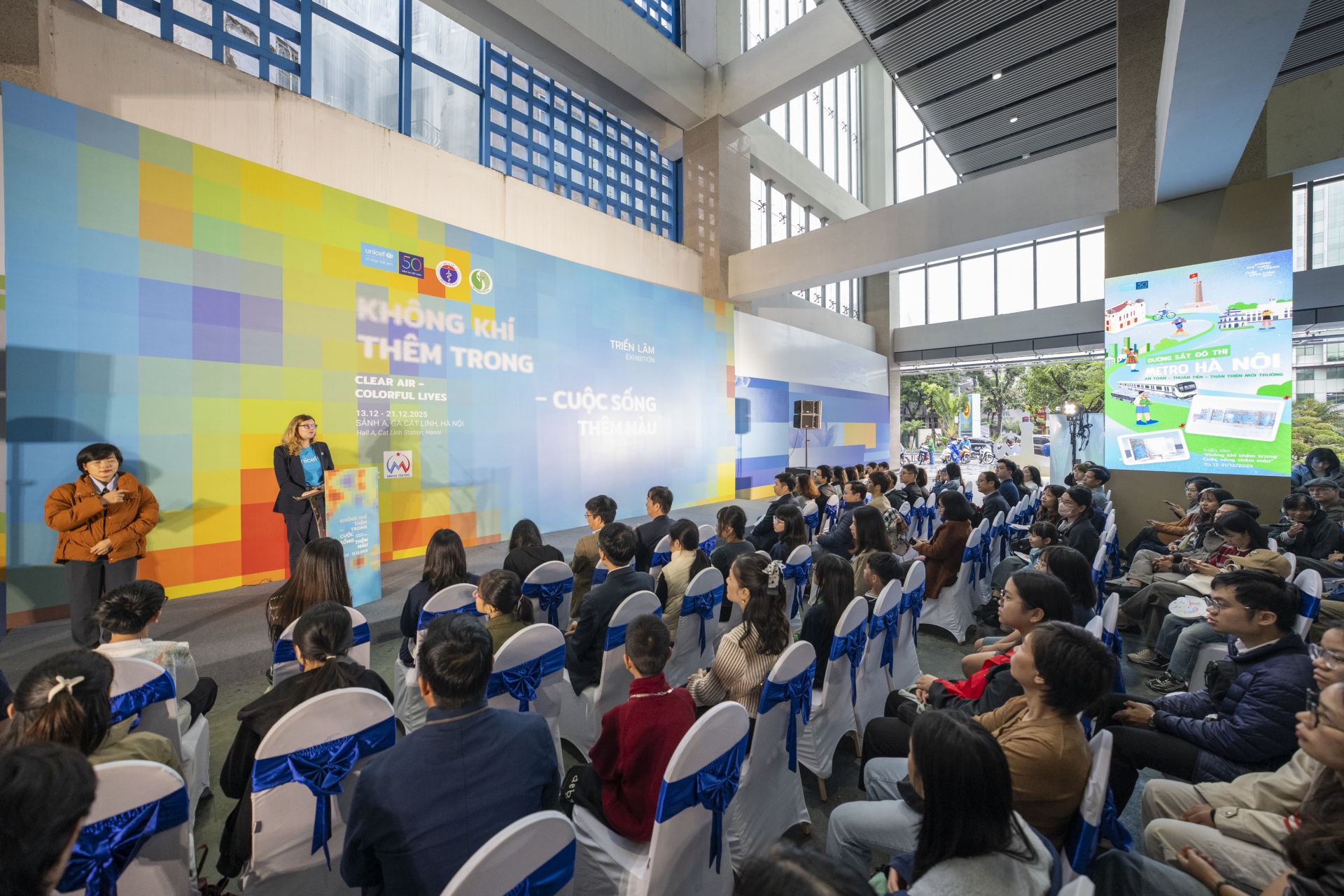 Sự kiện c&oacute; sự tham gia đ&ocirc;ng đảo của c&aacute;c bạn học sinh v&agrave; phụ huynh.