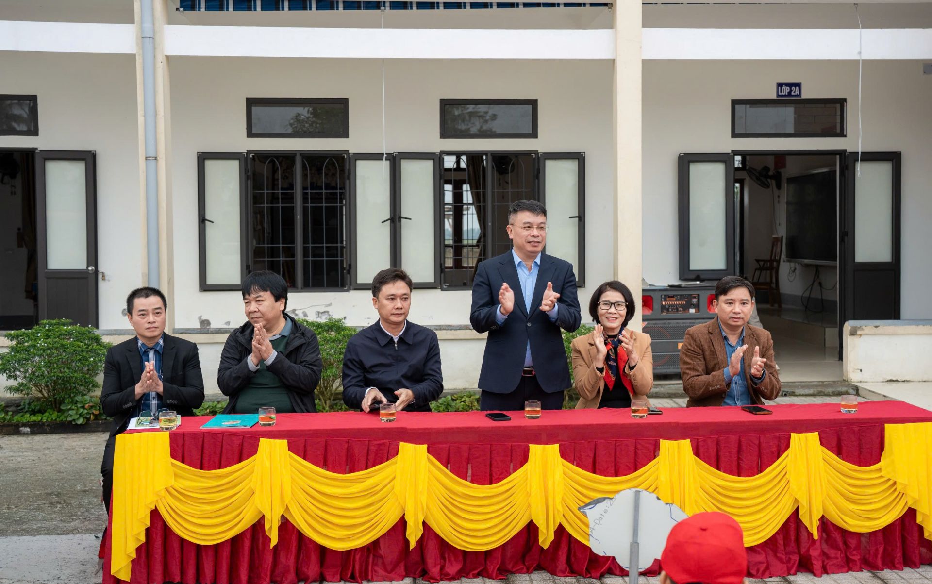 C&aacute;c đại biểu tham dự chương tr&igrave;nh trao qu&agrave; hỗ trợ thầy c&ocirc; gi&aacute;o v&agrave; học sinh c&aacute;c trường Tiểu học bị ảnh hưởng bởi b&atilde;o lũ tại H&agrave; Tĩnh.