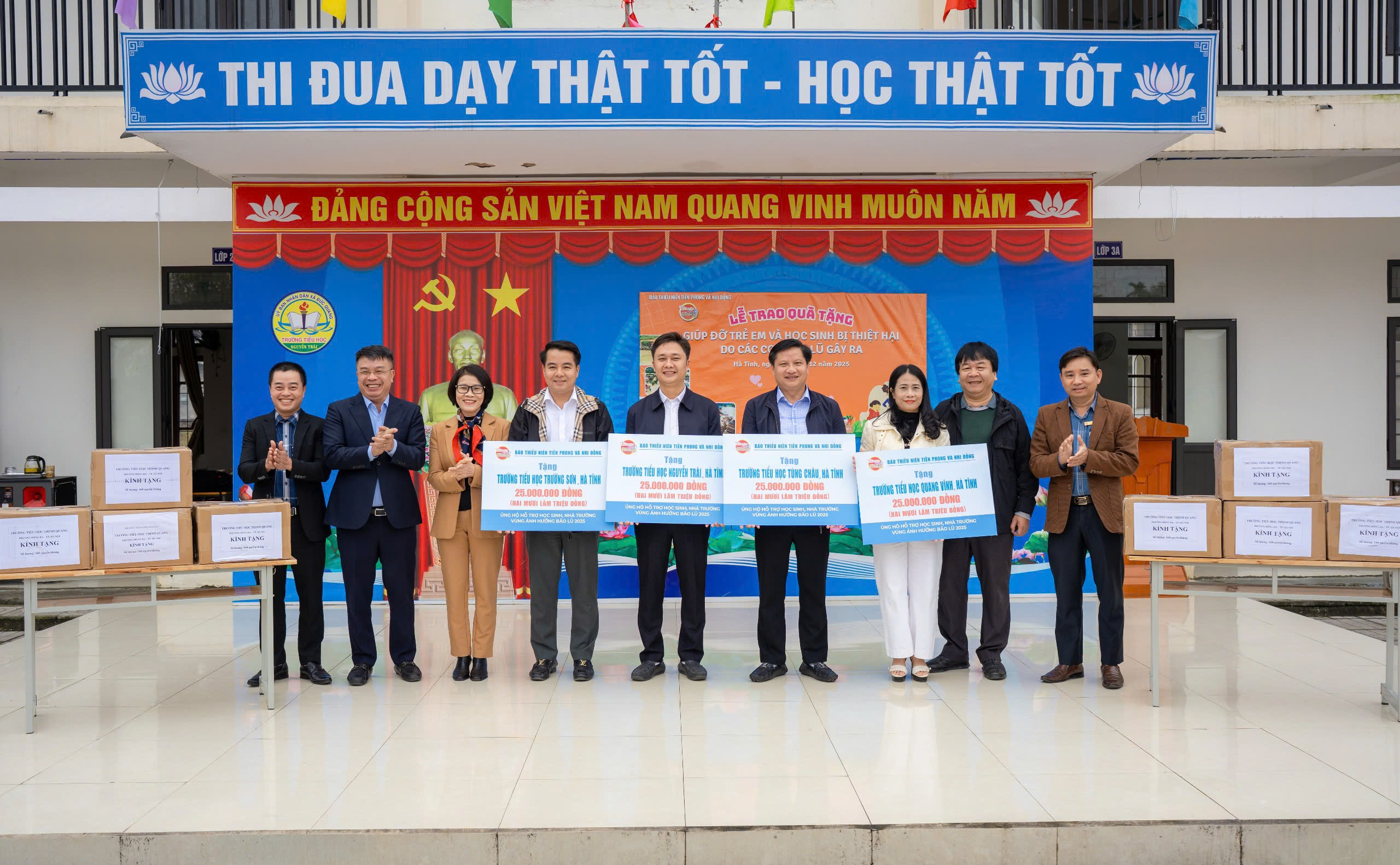 Báo Đội chia sẻ khó khăn với học sinh Hà Tĩnh sau bão lũ