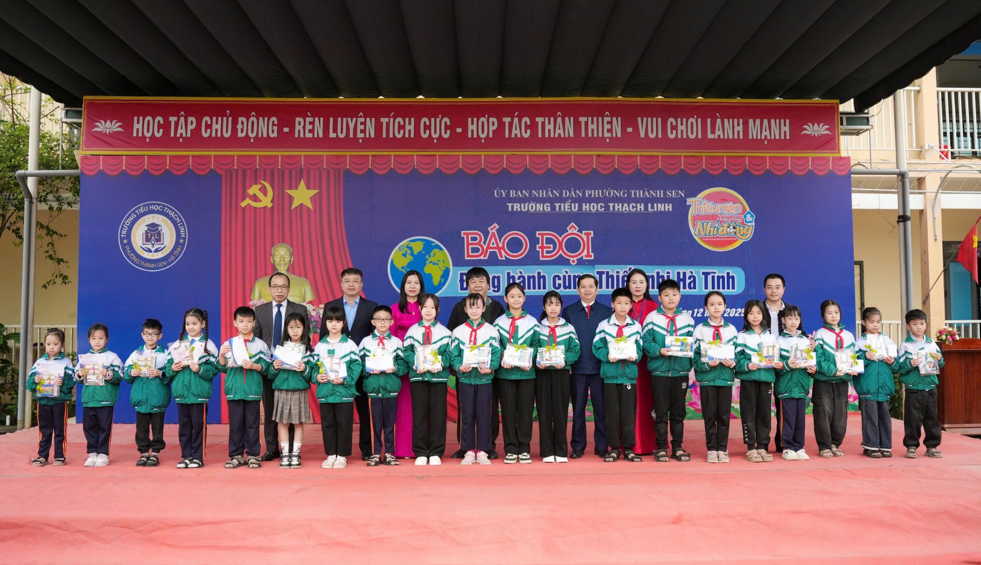 Đại diện L&atilde;nh đạo Sở Gi&aacute;o dục - Đ&agrave;o tạo H&agrave; Tĩnh; B&aacute;o Thiếu ni&ecirc;n Tiền phong v&agrave; Nhi đồng  đ&atilde; trao 20 phần qu&agrave; tặng c&aacute;c bạn học sinh c&oacute; ho&agrave;n cảnh kh&oacute; khăn vươn l&ecirc;n trong học tập, lan tỏa t&iacute;ch cực phong tr&agrave;o &ldquo;Đọc v&agrave; l&agrave;m theo b&aacute;o Đội&rdquo;, 