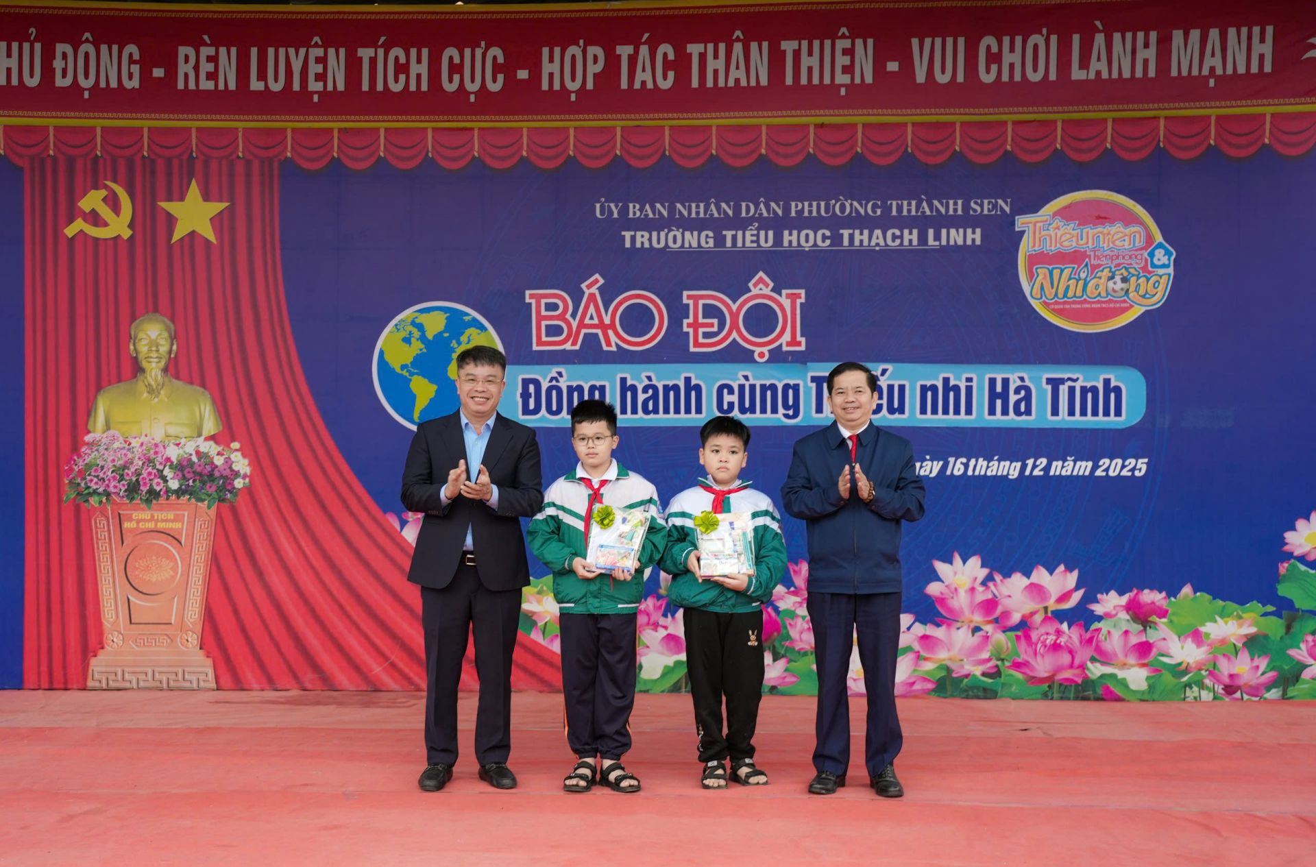 V&agrave; 2 phần qu&agrave; đặc biệt cho 2 bạn học sinh c&oacute; th&agrave;nh t&iacute;ch trong việc s&aacute;ng kiến khoa học về c&aacute;c sản phẩm Stem.