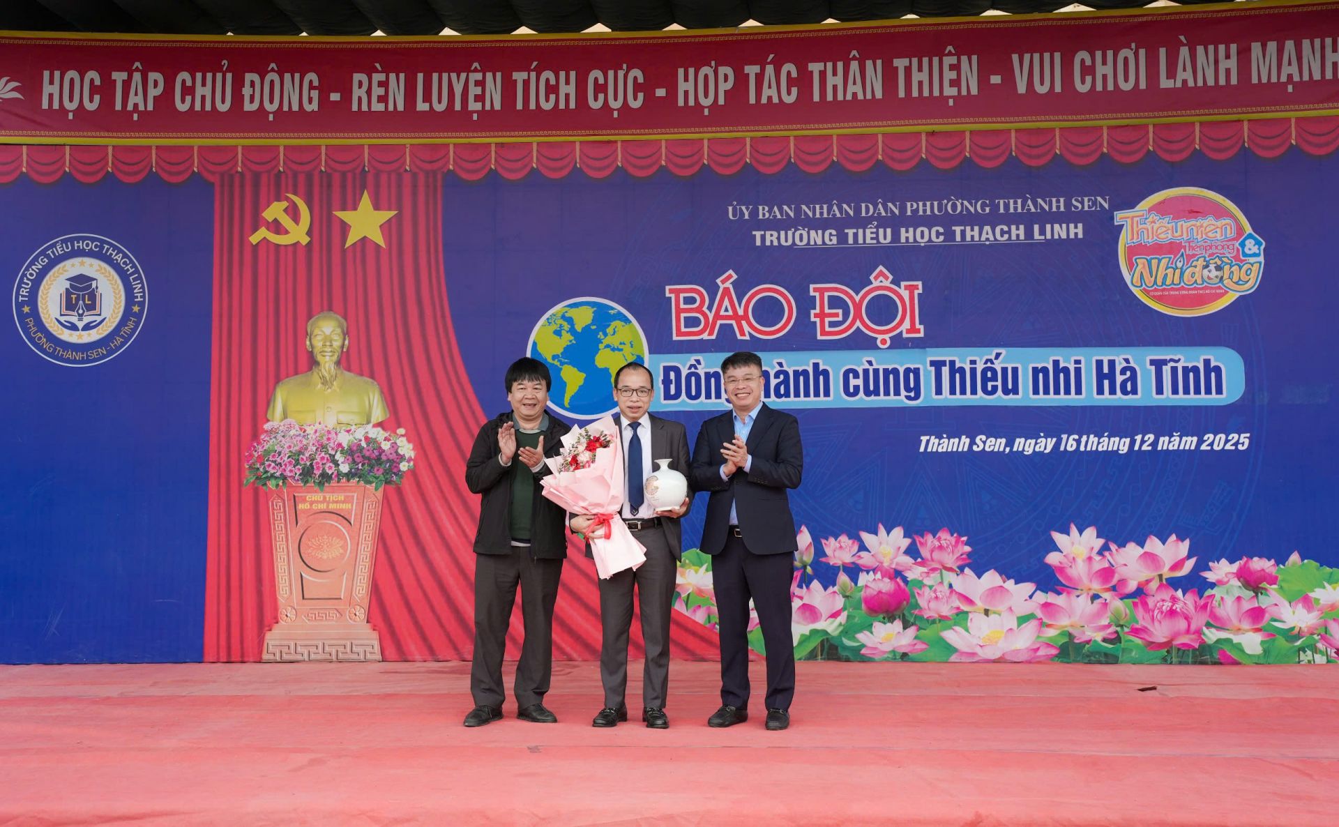 &ldquo;Nh&agrave; b&aacute;o Nguyễn Phan Khu&ecirc; &ndash; Ủy vi&ecirc;n Hội đồng Đội Trung ương, Tổng Bi&ecirc;n tập, c&ugrave;ng nh&agrave; b&aacute;o Phan Việt H&ugrave;ng &ndash; Ph&oacute; Tổng Bi&ecirc;n tập B&aacute;o Thiếu ni&ecirc;n Tiền phong v&agrave; Nhi đồng đ&atilde; tặng Trường Tiểu học Thạch Linh b&oacute; hoa tươi thắm, gửi gắm mong muốn trong thời gian tới phong tr&agrave;o &lsquo;Đọc v&agrave; l&agrave;m theo b&aacute;o Đội&rsquo; sẽ tiếp tục được lan tỏa mạnh mẽ.&rdquo;