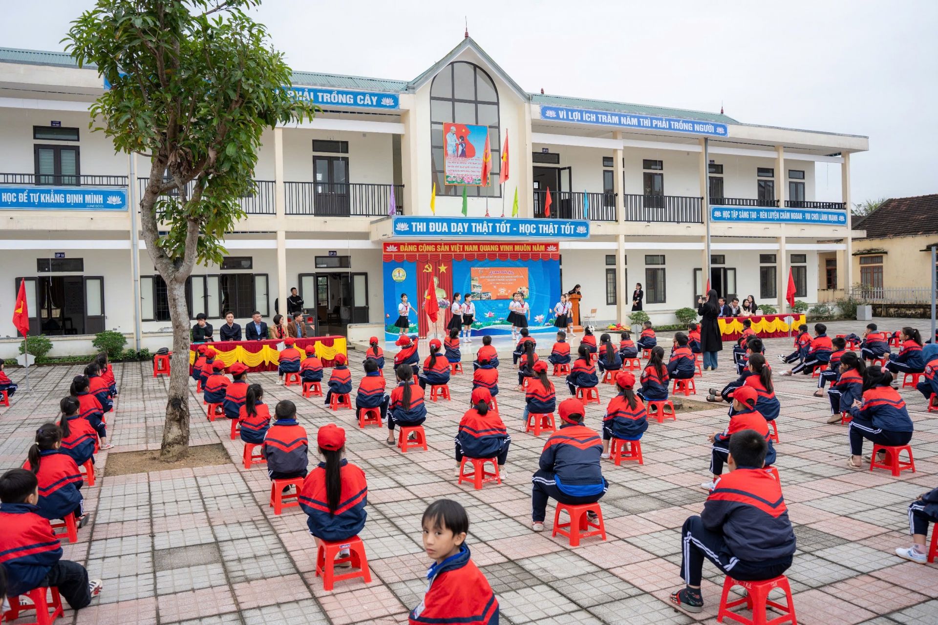 Quang cảnh buổi trao qu&agrave; của B&aacute;o Thiếu ni&ecirc;n Tiền phong v&agrave; Nhi đồng tại một trường tiểu học tr&ecirc;n địa b&agrave;n tỉnh H&agrave; Tĩnh, với sự tham dự của đ&ocirc;ng đảo thầy c&ocirc; gi&aacute;o v&agrave; học sinh.