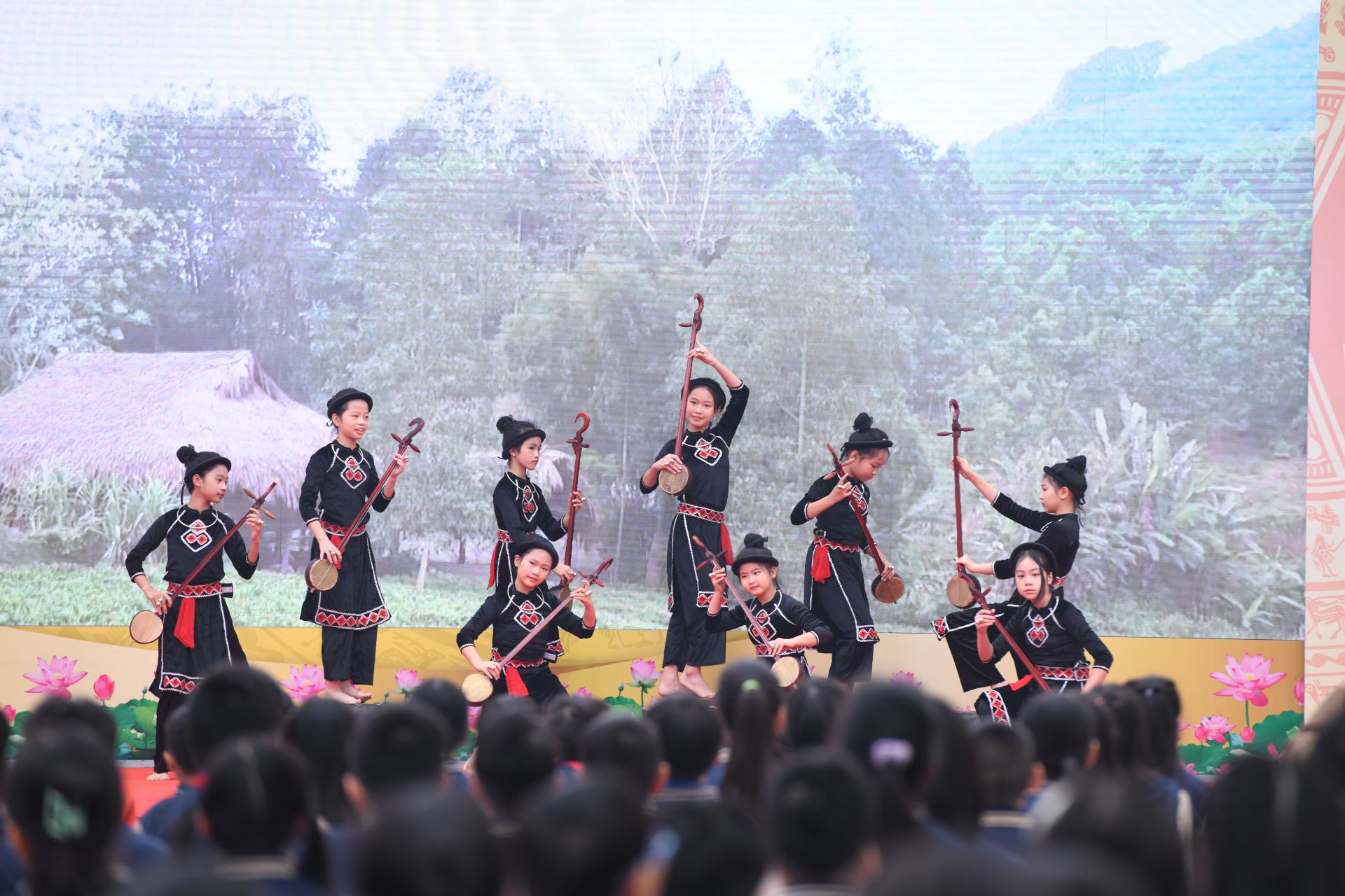 Tiết mục văn nghệ ch&agrave;o mừng của c&ocirc; v&agrave; tr&ograve; trường Tiểu học Trung Y&ecirc;n.