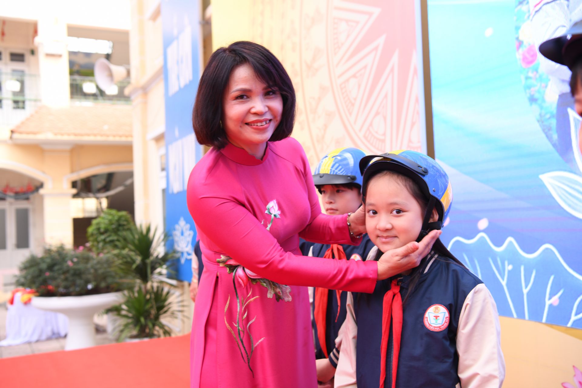 Trao mũ bảo hiểm cho c&aacute;c em học sinh thuộc c&aacute;c trường tiểu học tr&ecirc;n địa b&agrave;n phường Y&ecirc;n H&ograve;a.