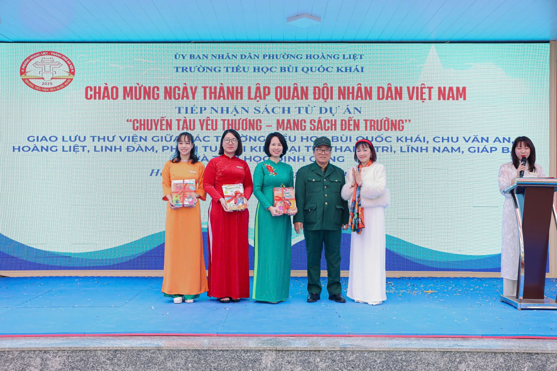 Những tờ B&aacute;o Đội được gửi trao c&ugrave;ng y&ecirc;u thương.