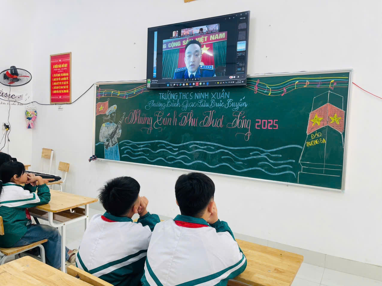 Kh&ocirc;ng kh&iacute; buổi giao lưu trực tuyến tại Trường THCS Ninh Xu&acirc;n, nơi c&aacute;c em học sinh chăm ch&uacute; theo d&otilde;i v&agrave; lắng nghe những chia sẻ về biển đảo qu&ecirc; hương.