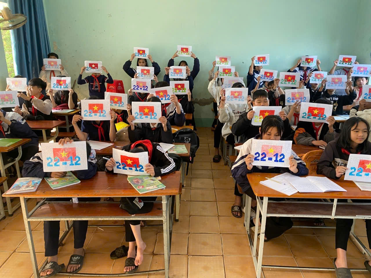 Học sinh gửi gắm t&igrave;nh cảm, l&ograve;ng biết ơn tới c&aacute;c c&aacute;n bộ, chiến sĩ Cảnh s&aacute;t biển Việt Nam th&ocirc;ng qua những bức tranh, th&ocirc;ng điệp &yacute; nghĩa.