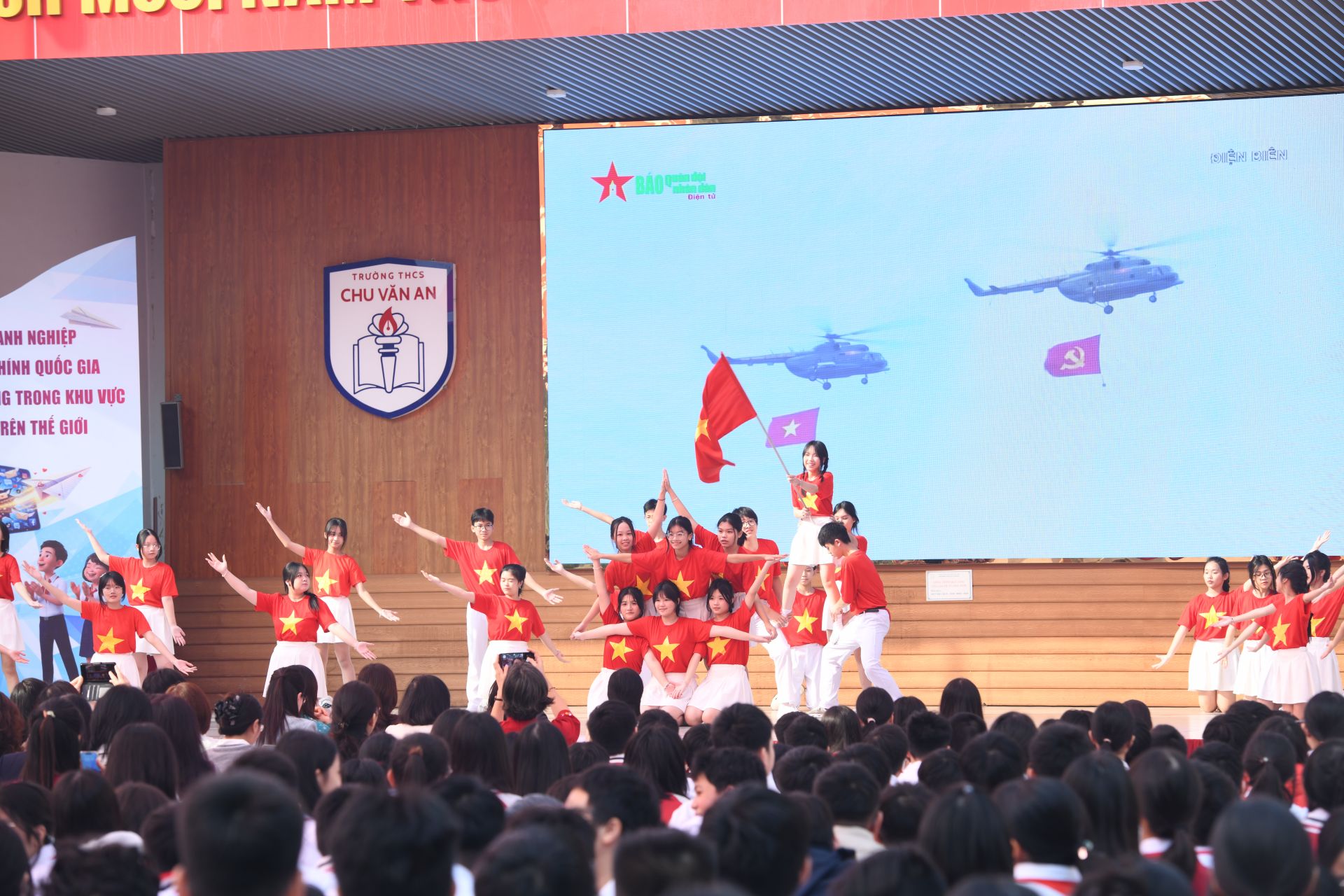 Những tiết mục văn nghệ ch&agrave;o mừng đặc sắc của c&aacute;c bạn học sinh trường THCS Chu Văn An.