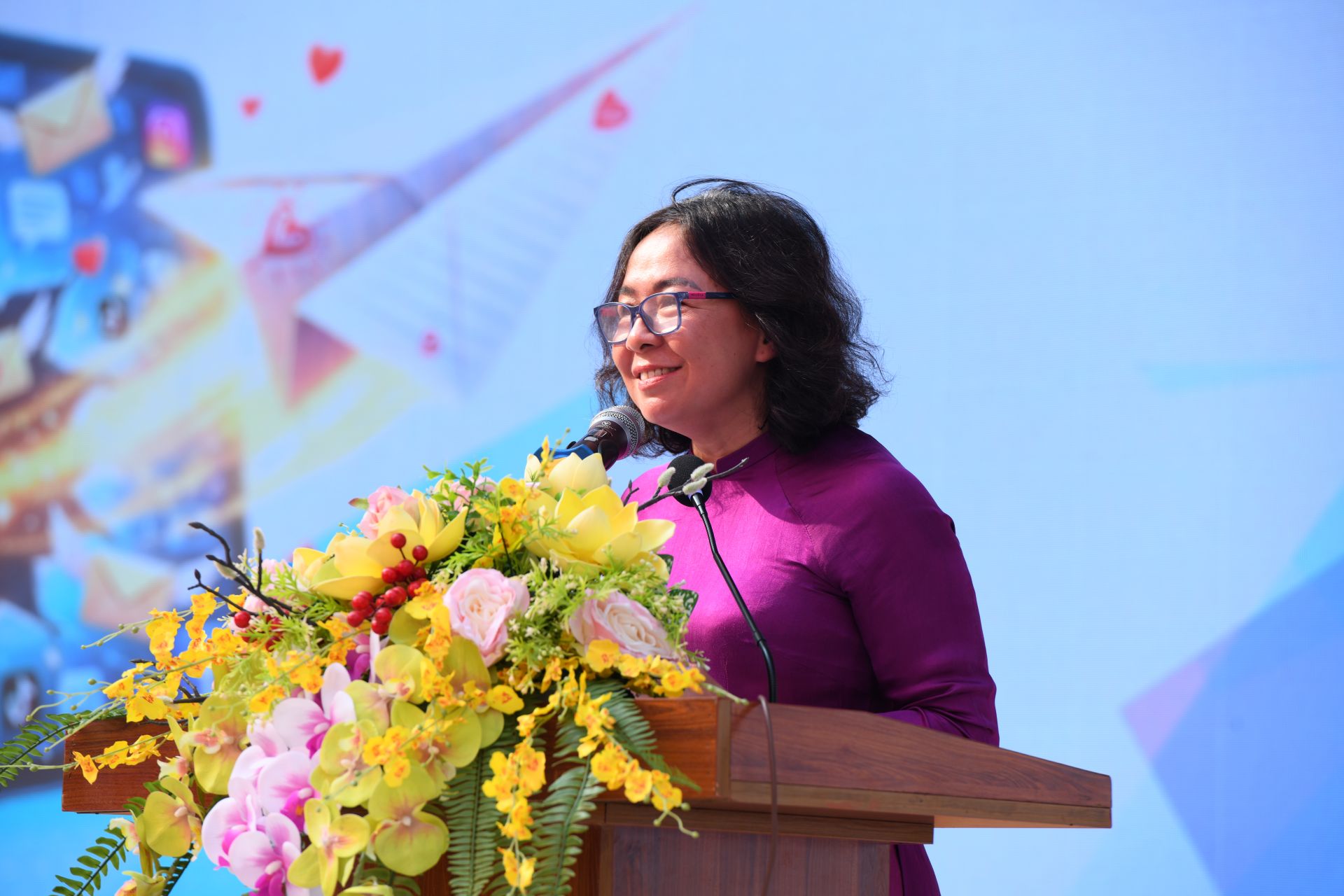 Nh&agrave; b&aacute;o Đỗ Thị Thanh B&igrave;nh th&ocirc;ng tin về thể lệ Cuộc thi Viết thư quốc tế UPU lần thứ 55.