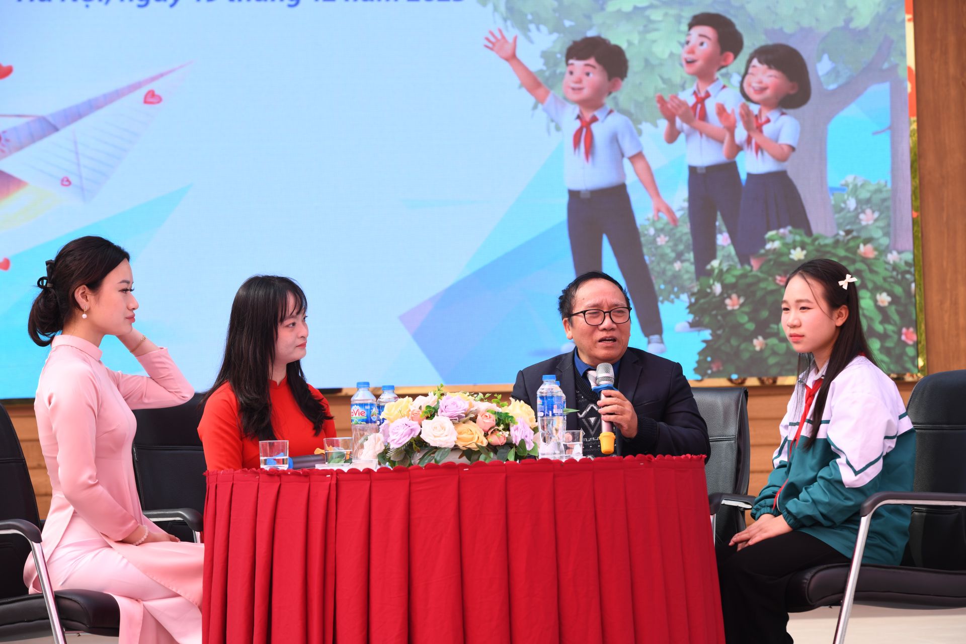 Nh&agrave; thơ Trần Đăng Khoa c&ugrave;ng c&aacute;c t&aacute;c giả từng đoạt giải Cuộc thi Viết thư Quốc tế UPU.