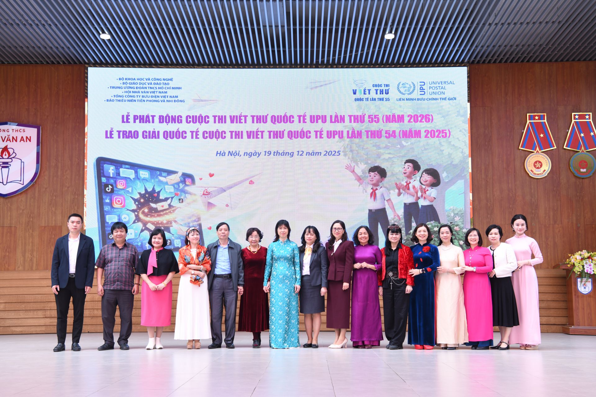 Th&agrave;nh vi&ecirc;n Ban Tổ chức, Ban Gi&aacute;m khảo chụp ảnh lưu niệm tại Lễ ph&aacute;t động.