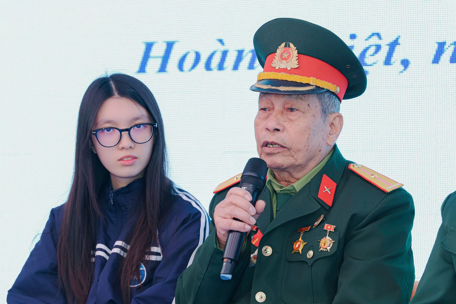 &Ocirc;ng ngoại Xu&acirc;n Hồng &ndash; người l&iacute;nh bước ra từ trang s&aacute;ch v&agrave; ch&aacute;u g&aacute;i Kiều An, c&ocirc; ch&aacute;u g&aacute;i viết tiếp c&acirc;u chuyện tự h&agrave;o về truyền thống của d&acirc;n tộc bằng tinh thần của người trẻ h&ocirc;m nay.