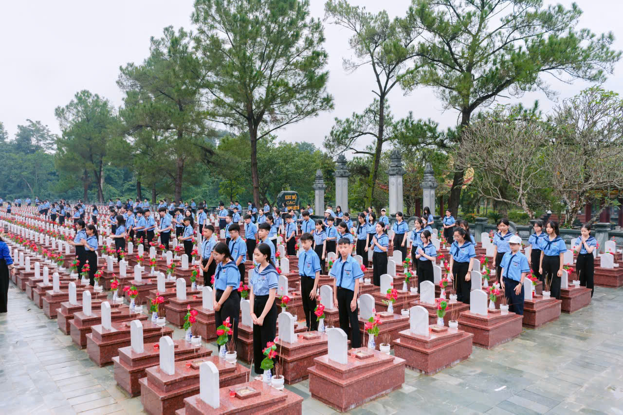 C&aacute;c em học sinh d&acirc;ng hương tại Nghĩa trang Trường Sơn.