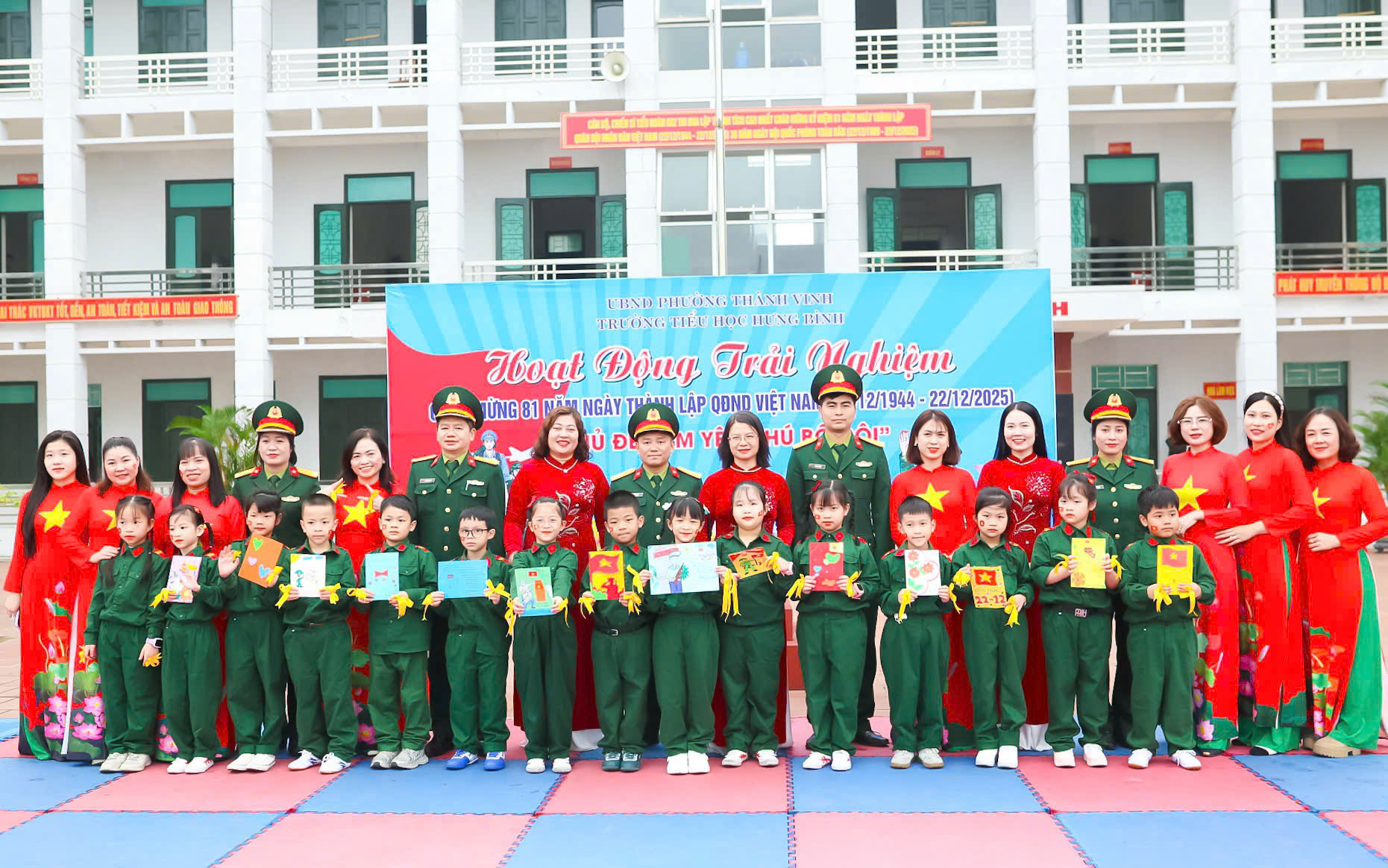 Nhiều bạn c&ograve;n tự tay vẽ tranh, l&agrave;m thiệp với lời ch&uacute;c tốt đẹp gửi tới c&aacute;c ch&uacute; 