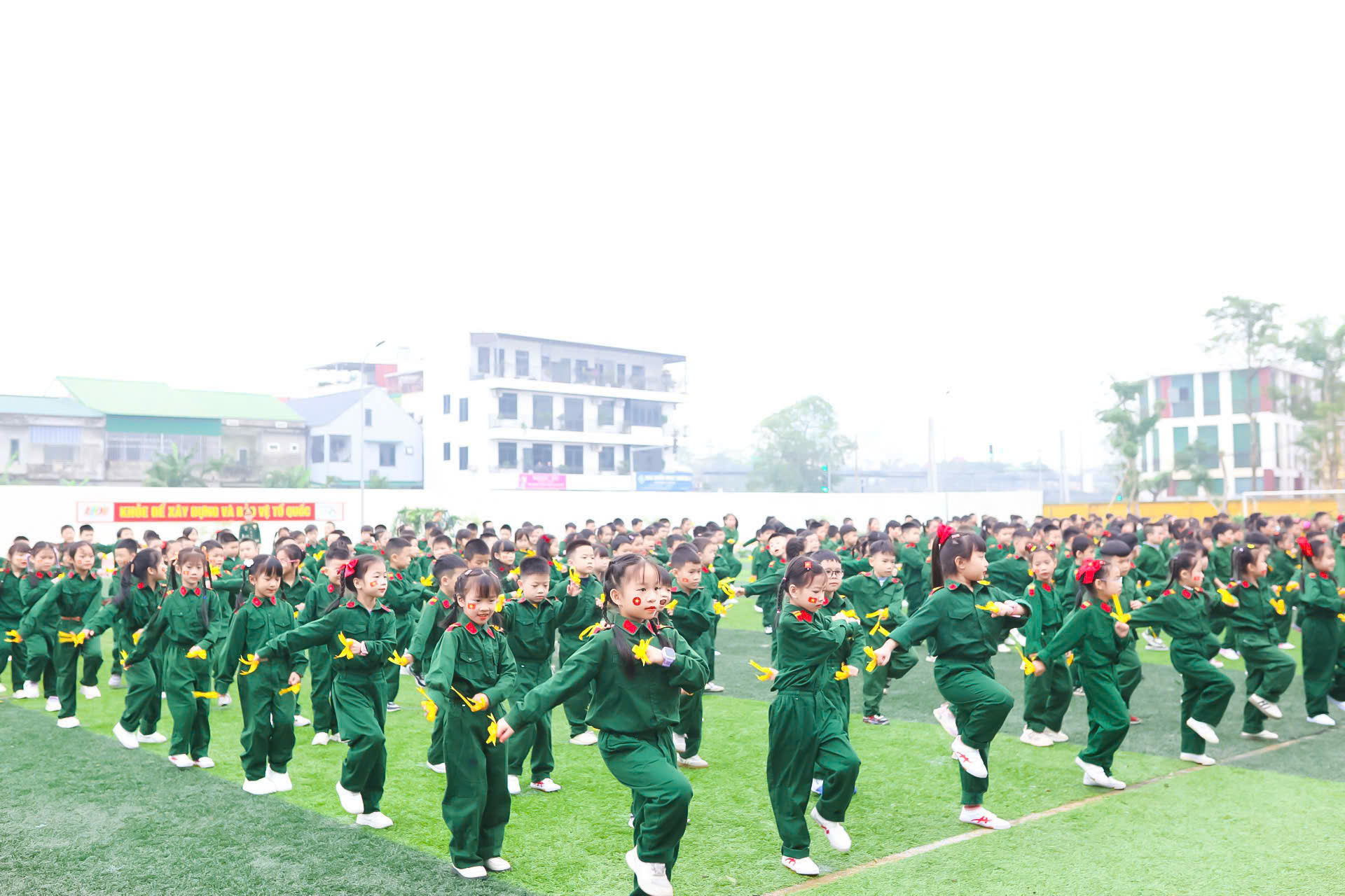 em học được c&aacute;ch xếp h&agrave;ng ngay ngắn, nghe hiệu lệnh 