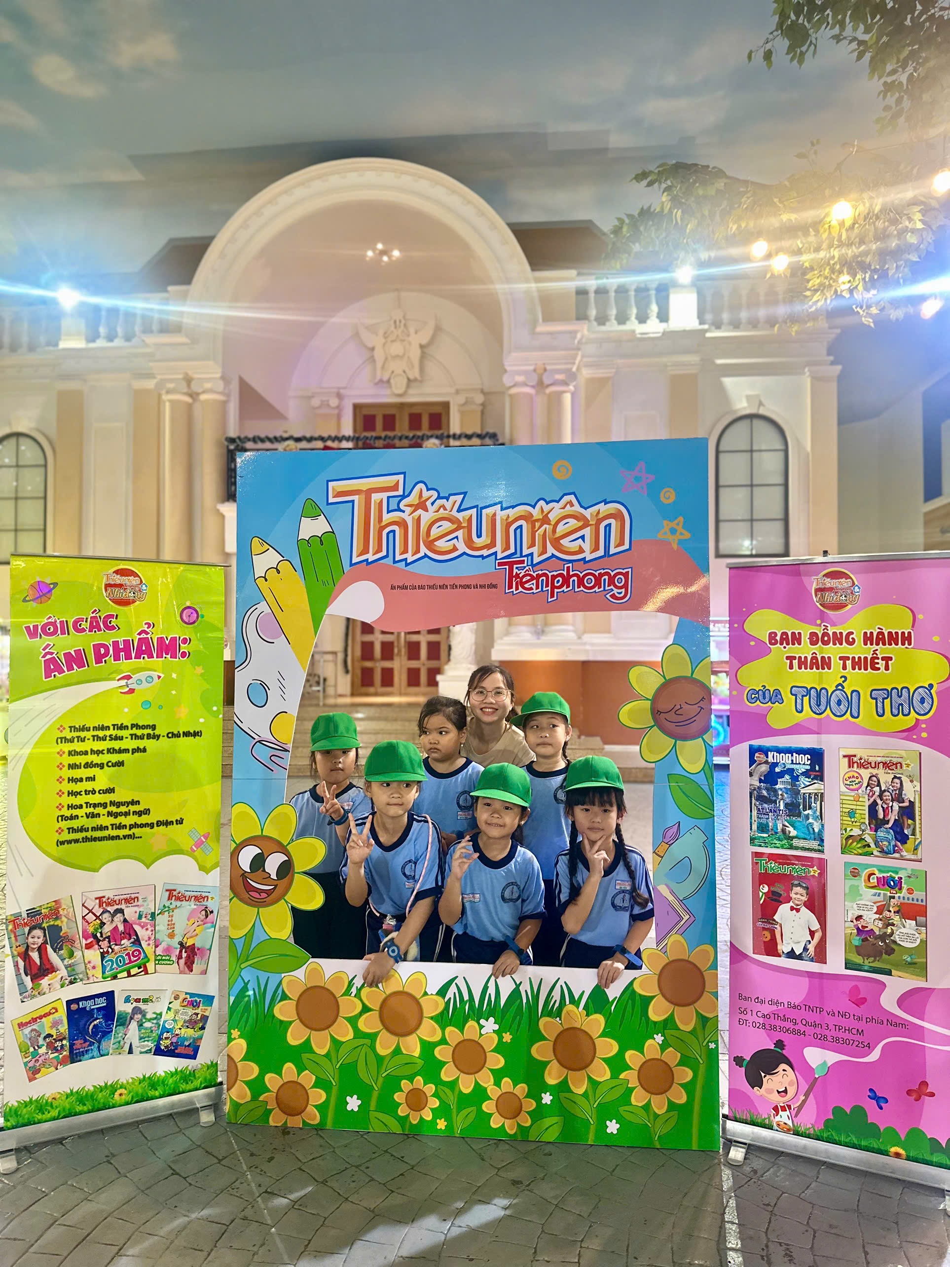 Bạn đọc th&iacute;ch th&uacute; chụp ảnh với b&igrave;a b&aacute;o khổng lồ.