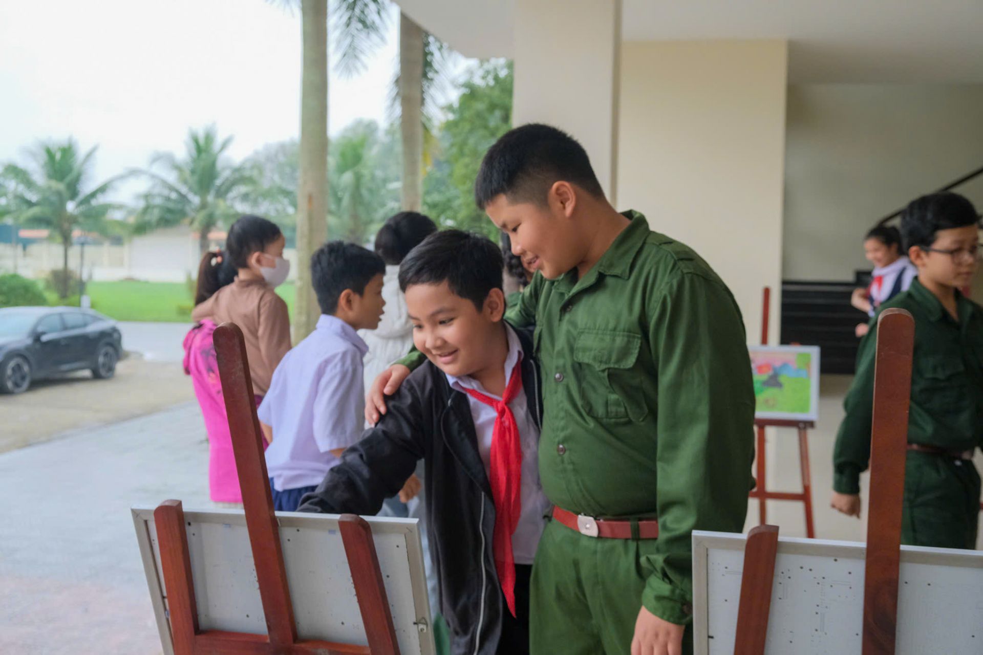 Hoạt động vẽ tranh, triển l&atilde;m thu h&uacute;t gần 250 cọ nh&iacute; tranh t&agrave;i.