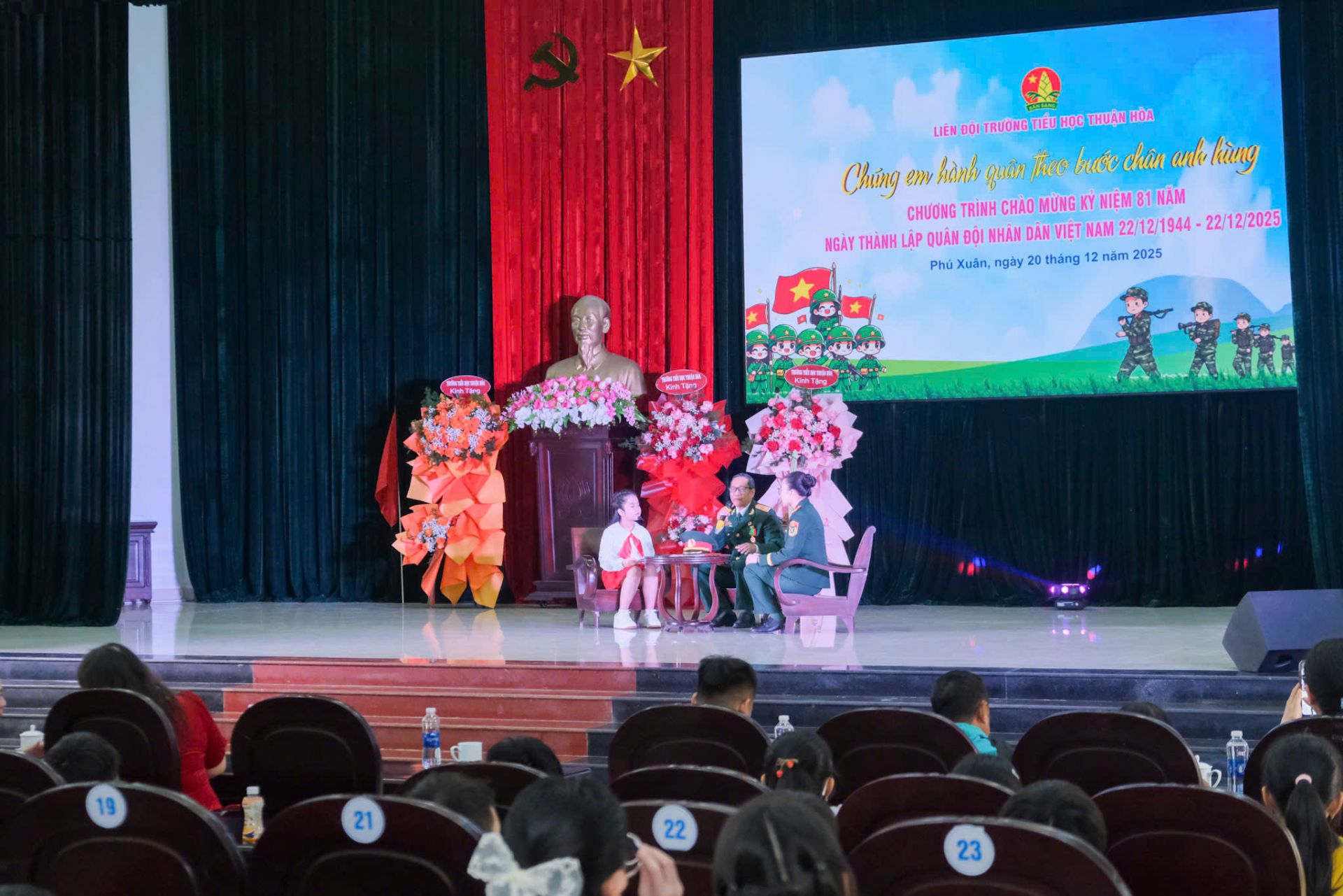 Hoạt động giao lưu với c&aacute;c nh&acirc;n chứng lịch sử.