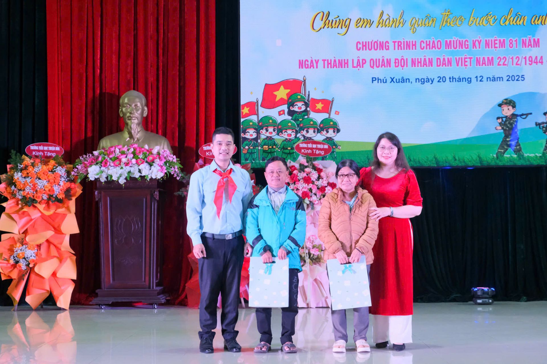 D&agrave;nh những phần qu&agrave; nghĩa t&igrave;nh trao đến c&aacute;c gia đ&igrave;nh ch&iacute;nh s&aacute;ch, c&oacute; c&ocirc;ng với c&aacute;ch mạng.