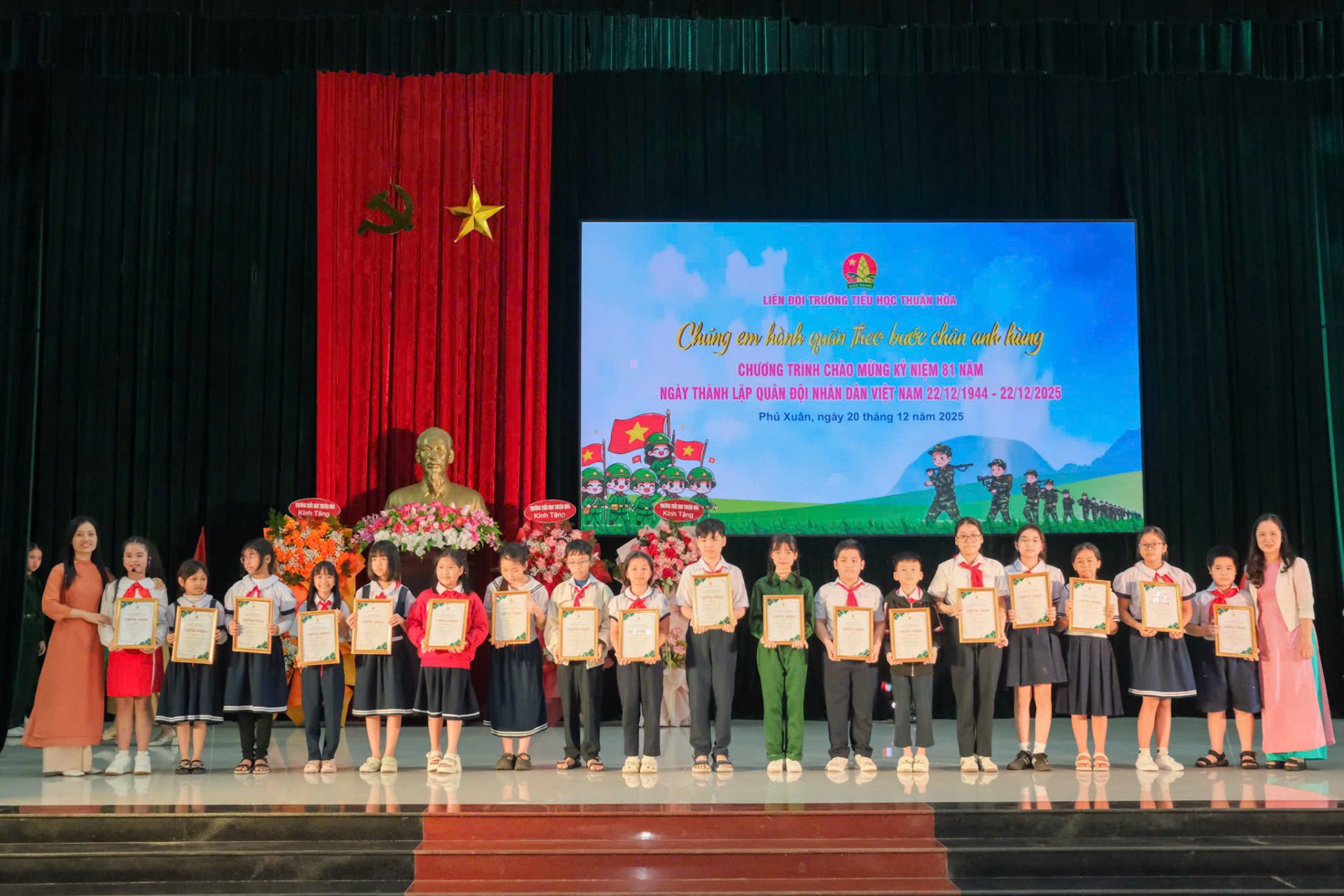 18 giải xuất sắc nhất tại cuộc thi vẽ tranh &ldquo;Ch&uacute; bộ đội Cụ Hồ&rdquo; được vinh danh v&agrave; trao thưởng.