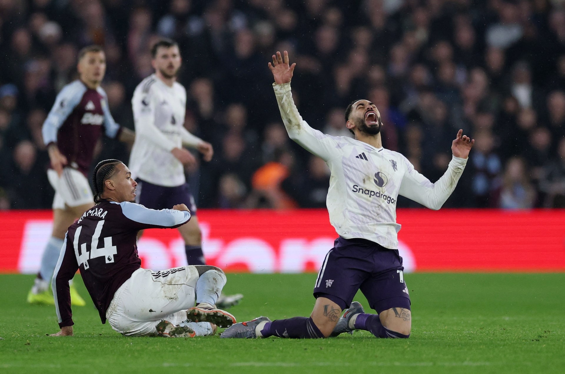 T&igrave;nh huống khiến Fernandes (trắng) d&iacute;nh chấn thương.