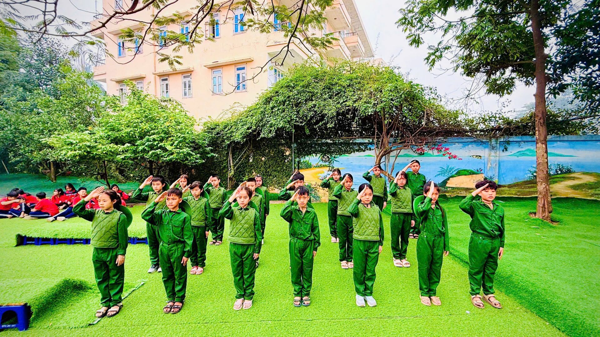 C&aacute;c em học sinh tham gia hoạt động trải nghiệm.