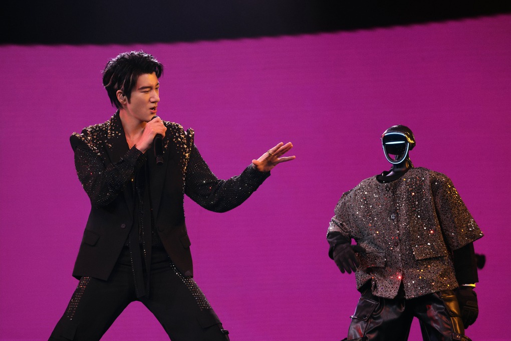 Vương Lực Ho&agrave;nh trong liveshow 