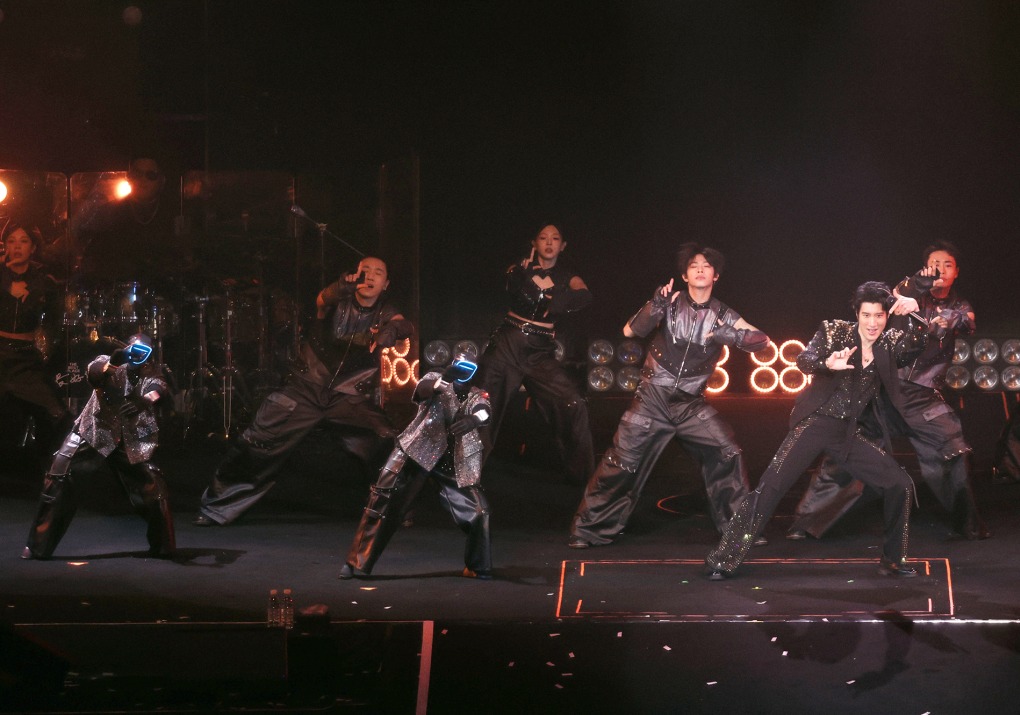 Người m&aacute;y tr&ecirc;n s&acirc;n khấu &acirc;m nhạc. Ảnh: Weibo.