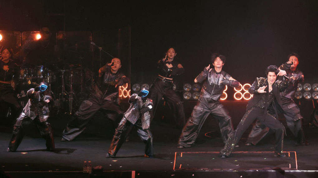 Màn "robot nhào lộn" ở show Vương Lực Hoành gây sốt