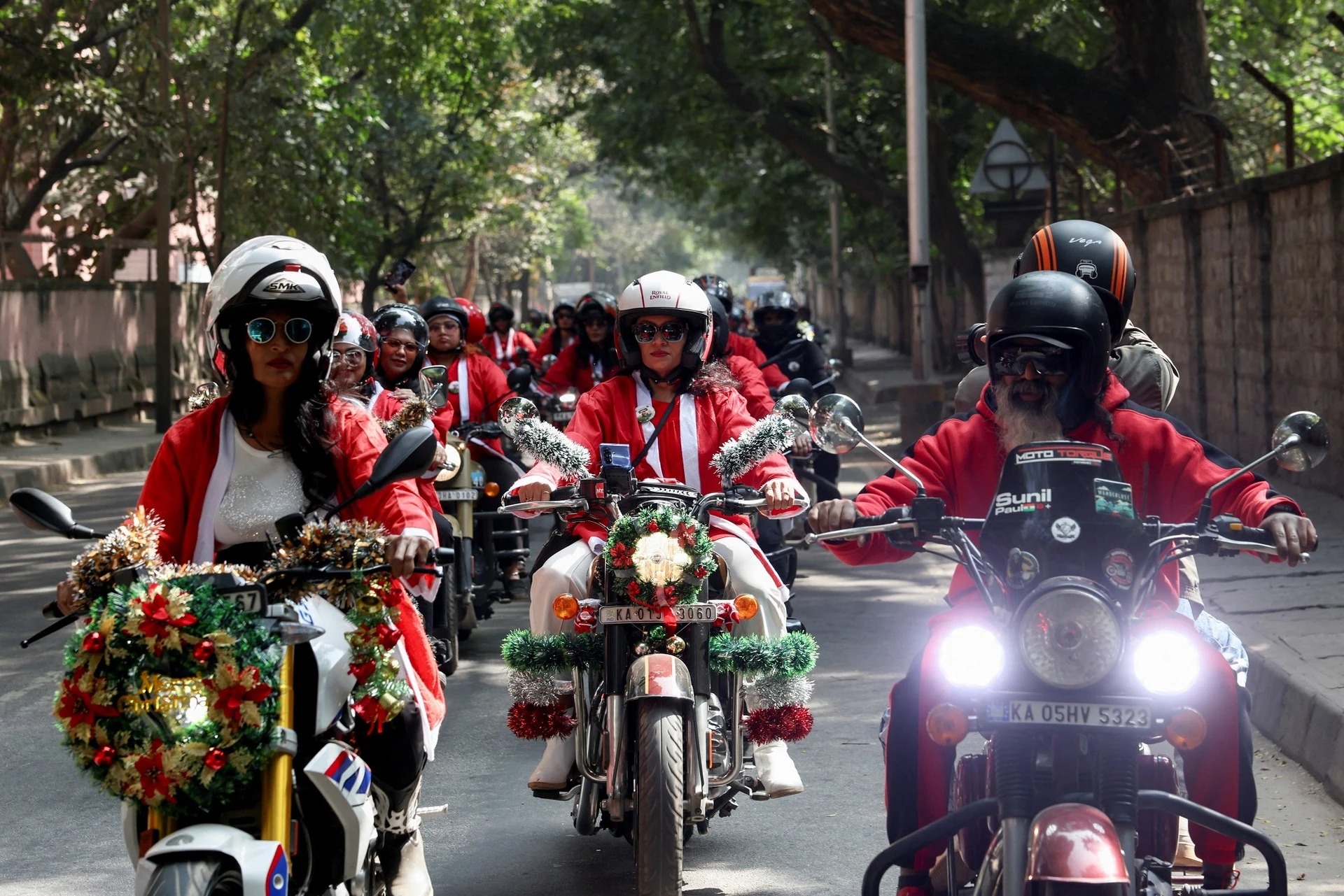 Những người chạy xe m&ocirc; t&ocirc; h&oacute;a trang th&agrave;nh &ocirc;ng gi&agrave; Noel diễu h&agrave;nh nhằm g&acirc;y quỹ ủng hộ trẻ em khuyết tật, tại Bengaluru, Ấn Độ, ng&agrave;y 21/12.