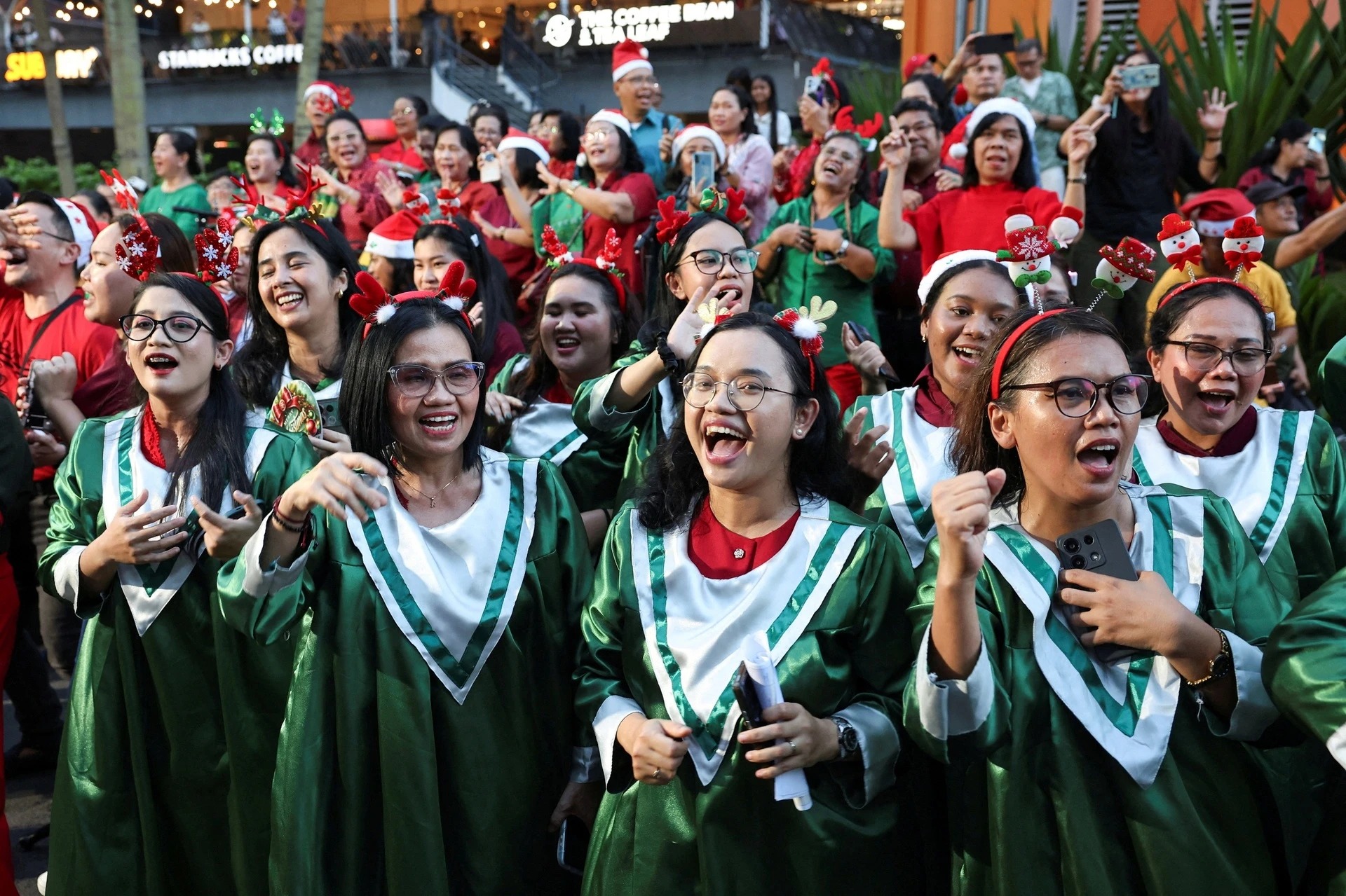 D&agrave;n đồng ca h&aacute;t những b&agrave;i h&aacute;t mừng Gi&aacute;ng sinh b&ecirc;n ngo&agrave;i trung t&acirc;m mua sắm fX Sudirman ở Jakarta, Indonesia, ng&agrave;y 23/12.