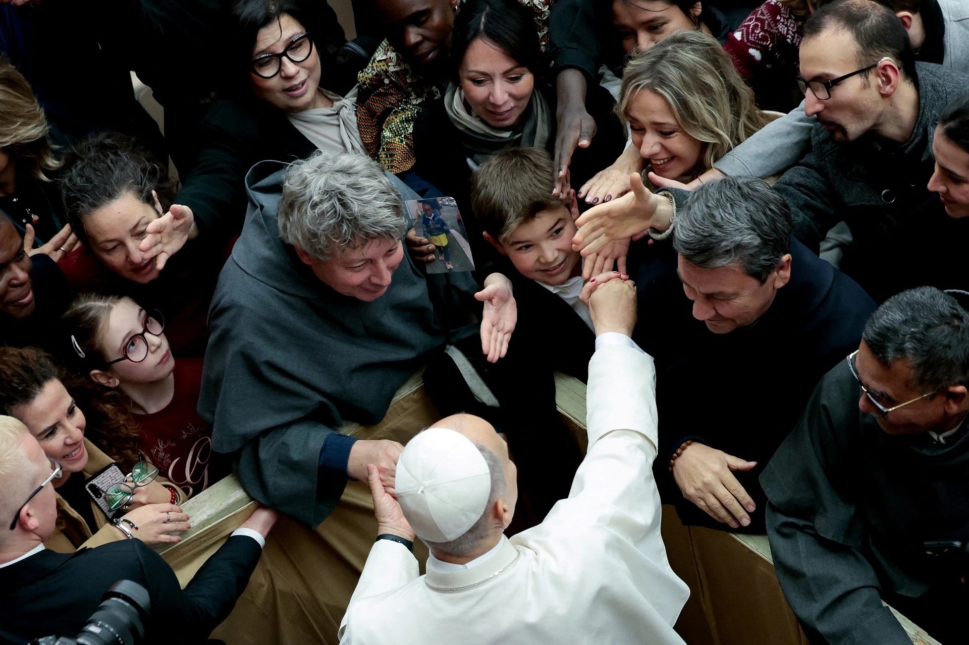 Gi&aacute;o ho&agrave;ng Leo XIV trực tiếp xuống ch&agrave;o những nh&acirc;n sự l&agrave;m việc cho Gi&aacute;o triều Roma tại Th&agrave;nh quốc Vatican c&ugrave;ng gia đ&igrave;nh của họ, nh&acirc;n dịp lễ Gi&aacute;ng sinh. Cuộc gặp diễn ra tại Hội trường Paul VI (Vatican) ng&agrave;y 22/12.