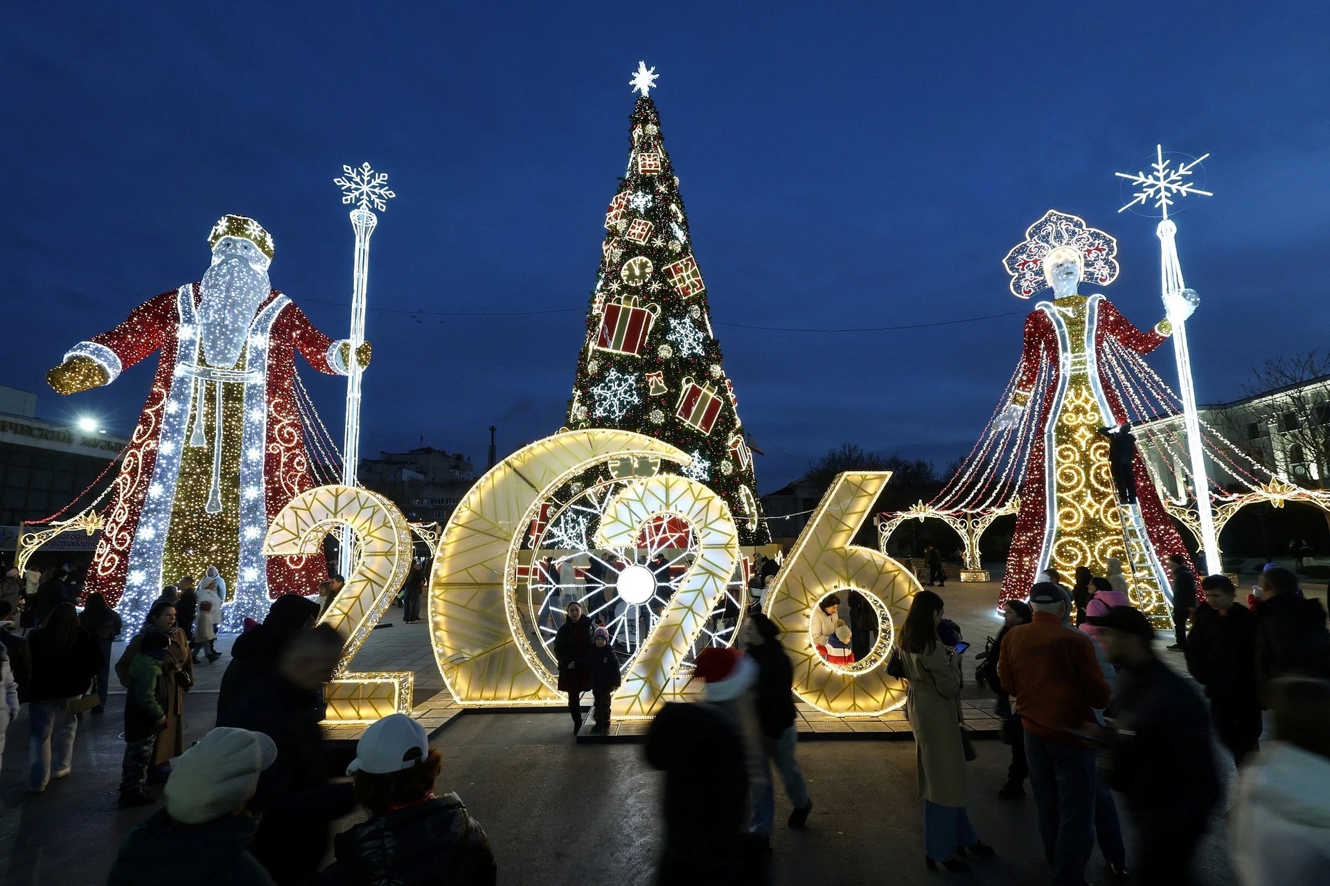 Trang tr&iacute; đ&oacute;n Gi&aacute;ng sinh v&agrave; năm mới tại Simferopol, b&aacute;n đảo Crimea, ng&agrave;y 21/12.