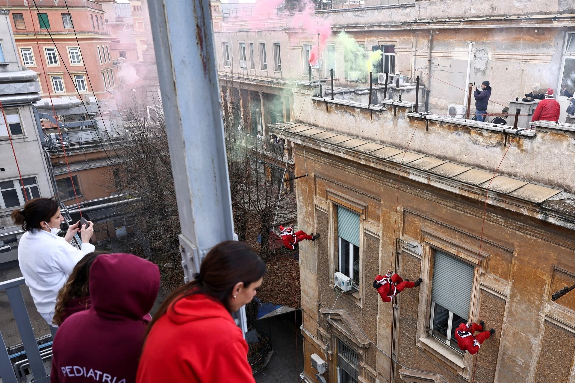 C&aacute;c th&agrave;nh vi&ecirc;n của Đơn vị T&aacute;c chiến An ninh Trung ương (NOCS) h&oacute;a trang th&agrave;nh &ocirc;ng gi&agrave; Noel, đu d&acirc;y từ m&aacute;i bệnh viện Policlinico Umberto I ở Rome, Italy, trong ng&agrave;y 22/12, để ch&uacute;c mừng Gi&aacute;ng sinh c&aacute;c em nhỏ đang điều trị tại khoa nhi.