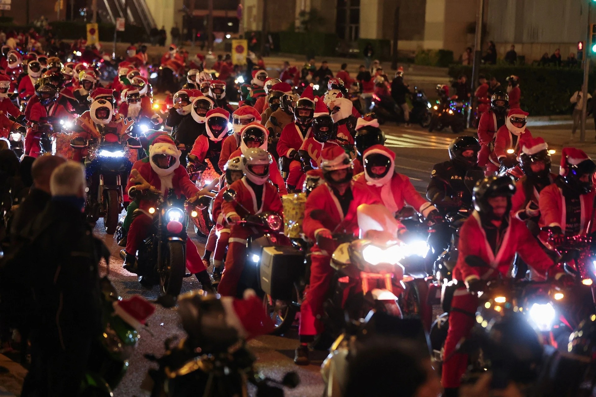 Những người h&oacute;a trang th&agrave;nh &ocirc;ng gi&agrave; Noel l&aacute;i xe m&aacute;y diễu h&agrave;nh qua Barcelona, T&acirc;y Ban Nha, ng&agrave;y 21/12.