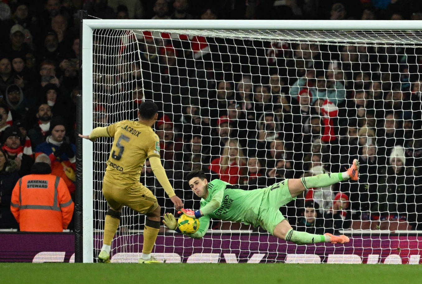 Kepa cản c&uacute; đ&aacute; lu&acirc;n lưu của Lacroix. 