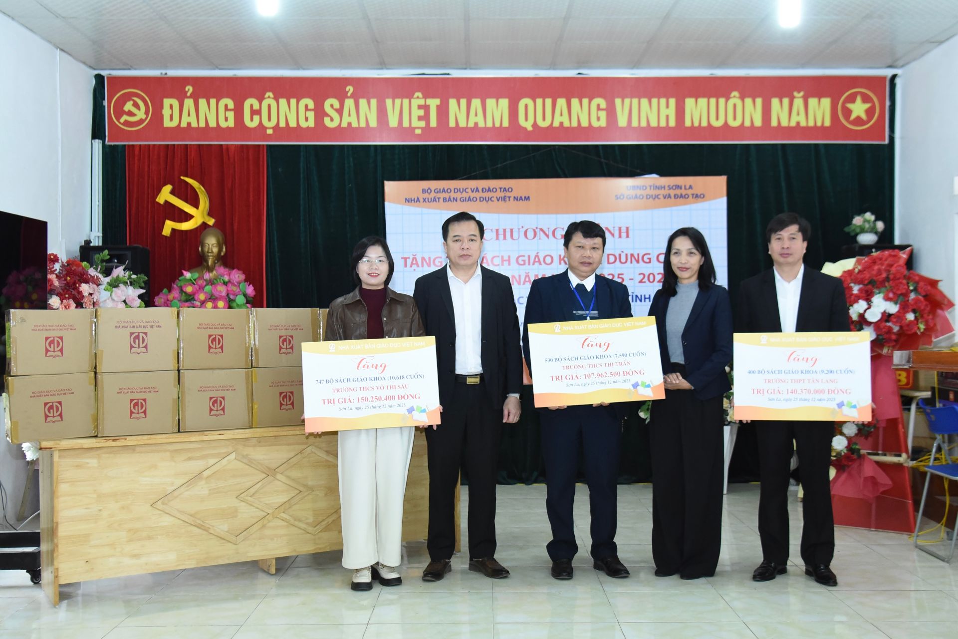 Đại diện Nh&agrave; xuất bản Gi&aacute;o dục Việt Nam (NXBGDVN) trao tặng hơn 80.000 bản sách.