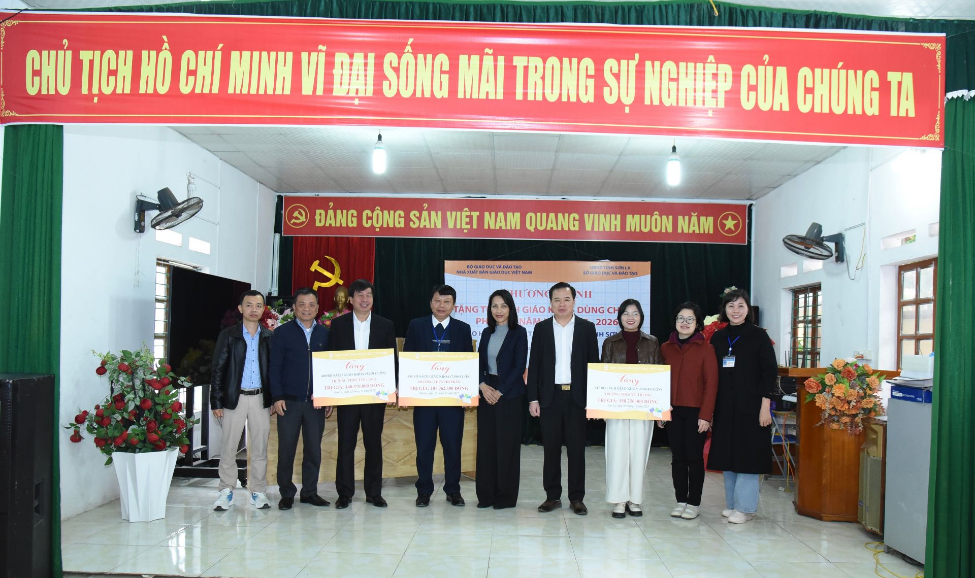 B&aacute;c Nguyễn Thu&yacute; Hạnh - Ph&oacute; Gi&aacute;m đốc (NXBGD tại H&agrave; Nội trao tặng hơn 80.000 bản sách cho đại diện c&aacute;c trường học tr&ecirc;n địa b&agrave;n x&atilde; Ph&ugrave; Y&ecirc;n, Sơn La.