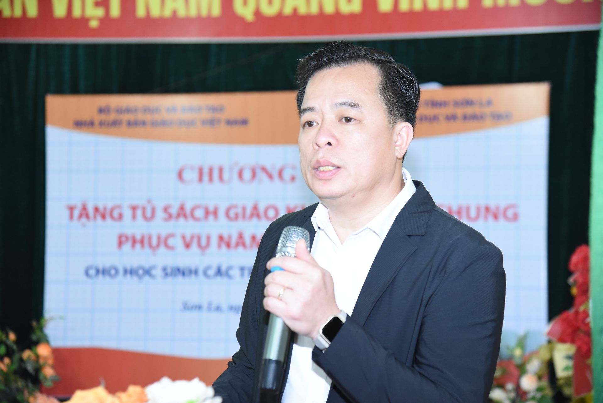 B&aacute;c Nguyễn Hồng H&agrave; &ndash; Trưởng ph&ograve;ng Văn h&oacute;a x&atilde; Ph&ugrave; Y&ecirc;n ph&aacute;t biểu tại chương tr&igrave;nh.