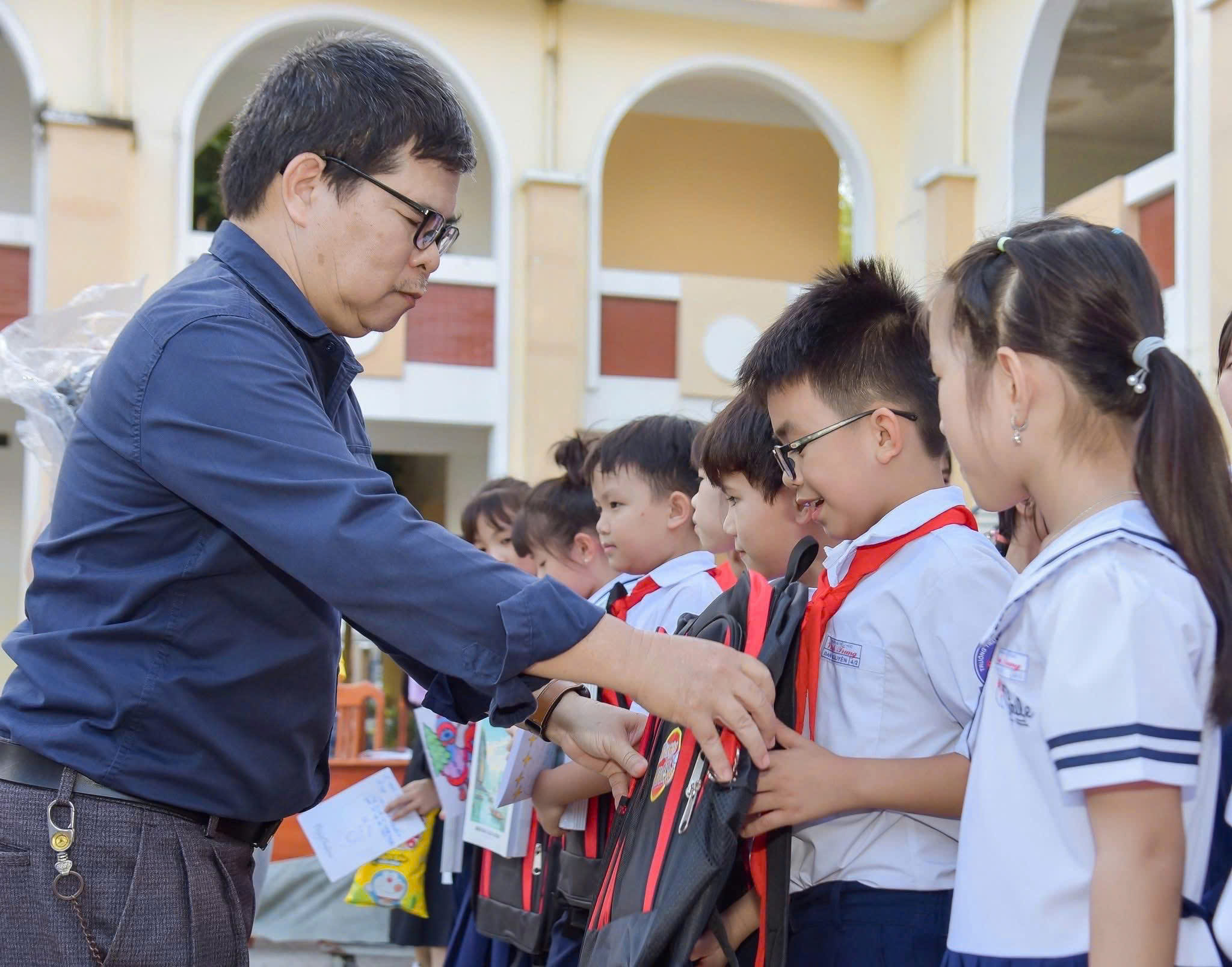 Nh&agrave; văn, Nh&agrave; b&aacute;o L&ecirc; Đức Dương - Ph&oacute; Trưởng Văn ph&ograve;ng đại diện B&aacute;o Thiếu ni&ecirc;n Tiền phong v&agrave; Nhi đồng trao qu&agrave; cho học sinh.