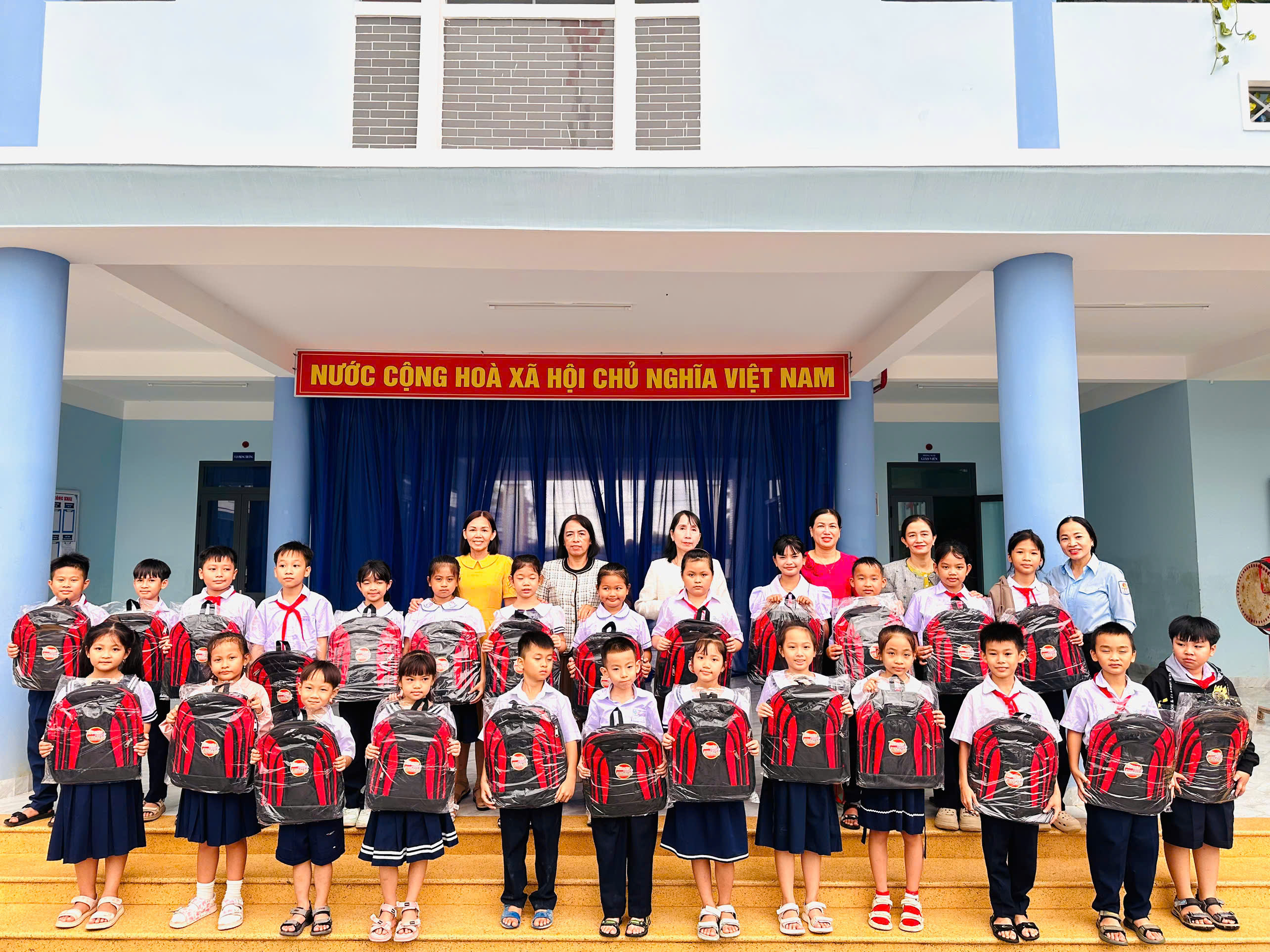 Học sinh trường Tiểu học Di&ecirc;n Lạc, x&atilde; Di&ecirc;n Lạc nhận qu&agrave; tặng của B&aacute;o Đội.